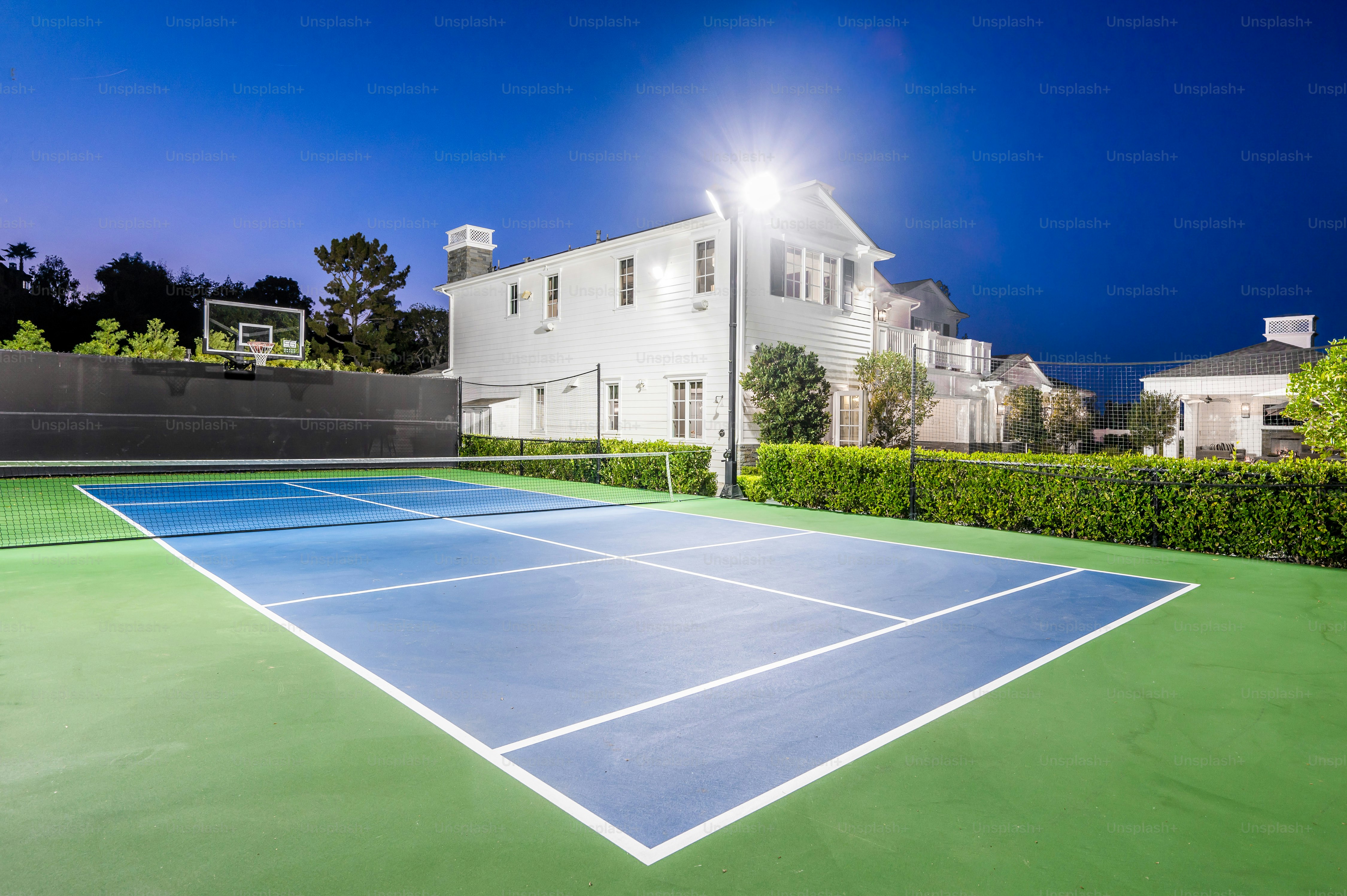 Un court de tennis dans une maison neuve à Encino, en Californie