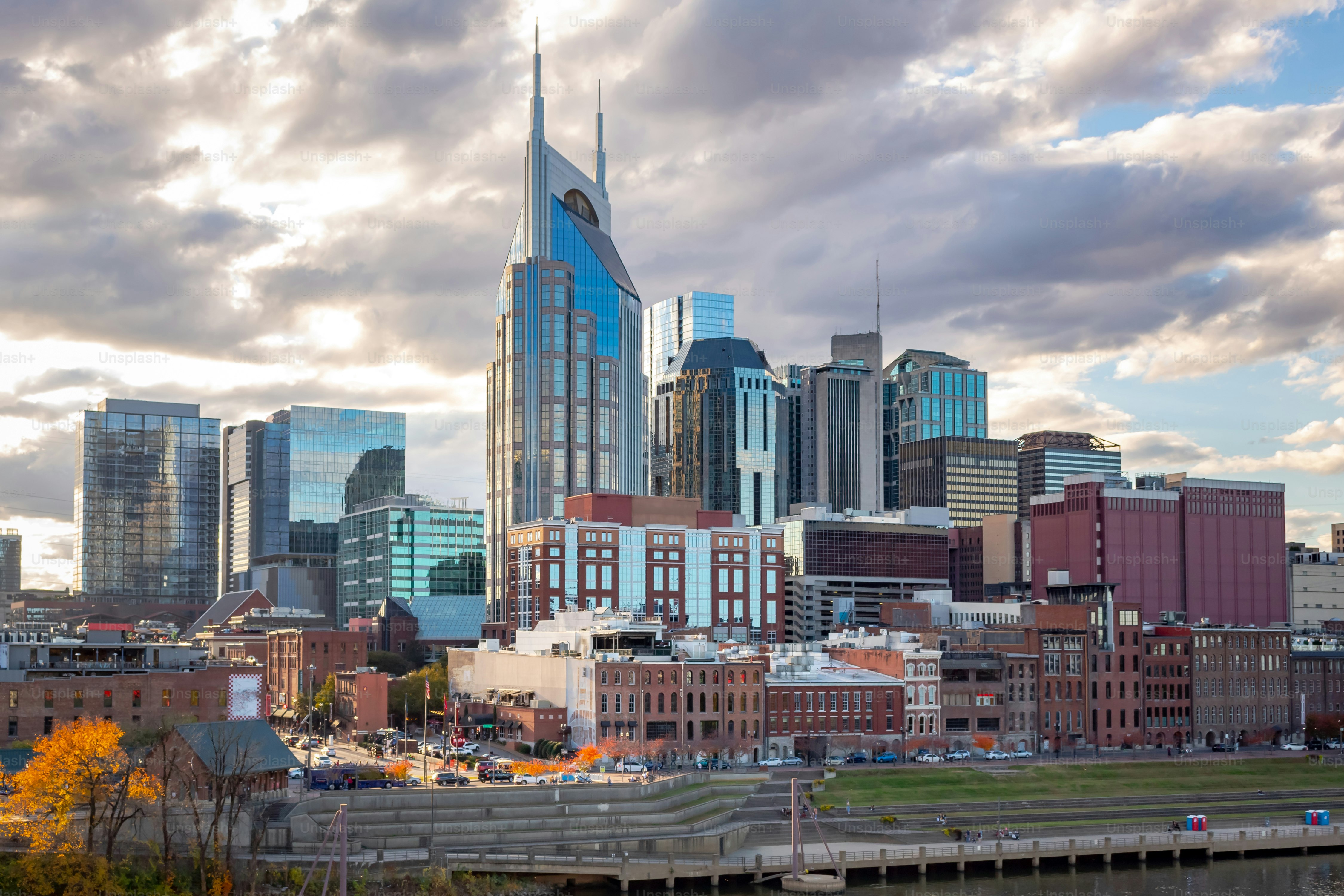 Vista dos edifícios do horizonte da cidade de Nashville ao longo do rio Cumberland. Foto tirada em Nashville, Tennessee, durante um dia nublado