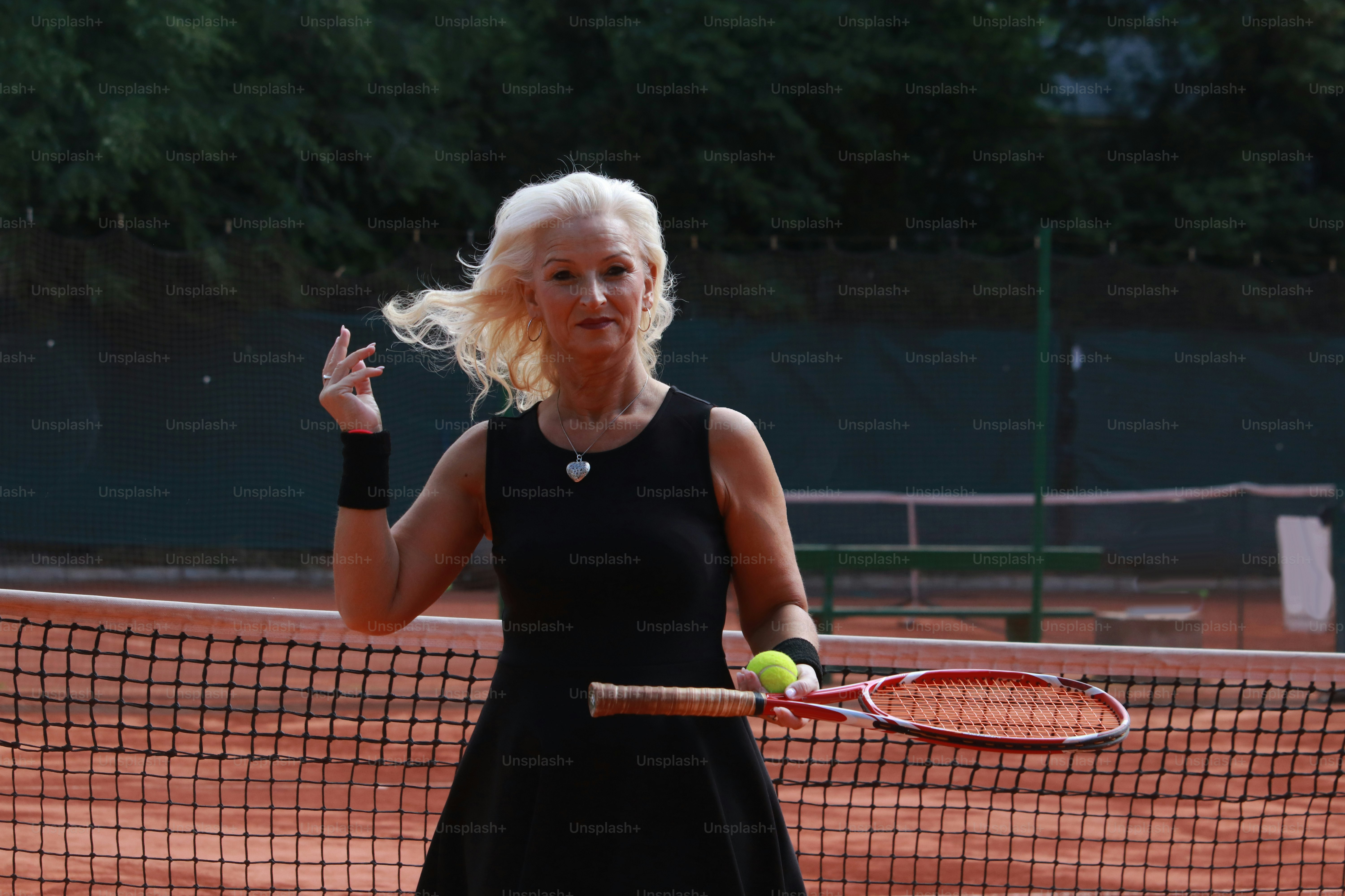 campo da tennis moderna donna matura sport giornata di sole