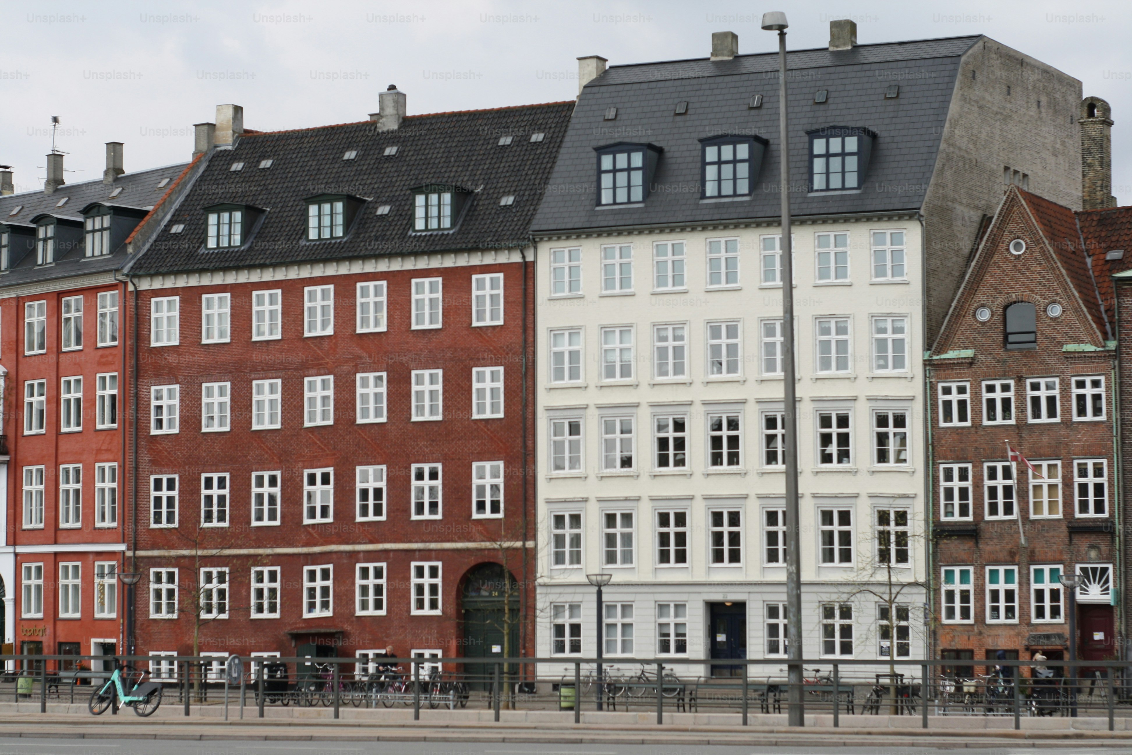 Alte Gebäude mit Backsteinfassaden und charakteristischer Architektur