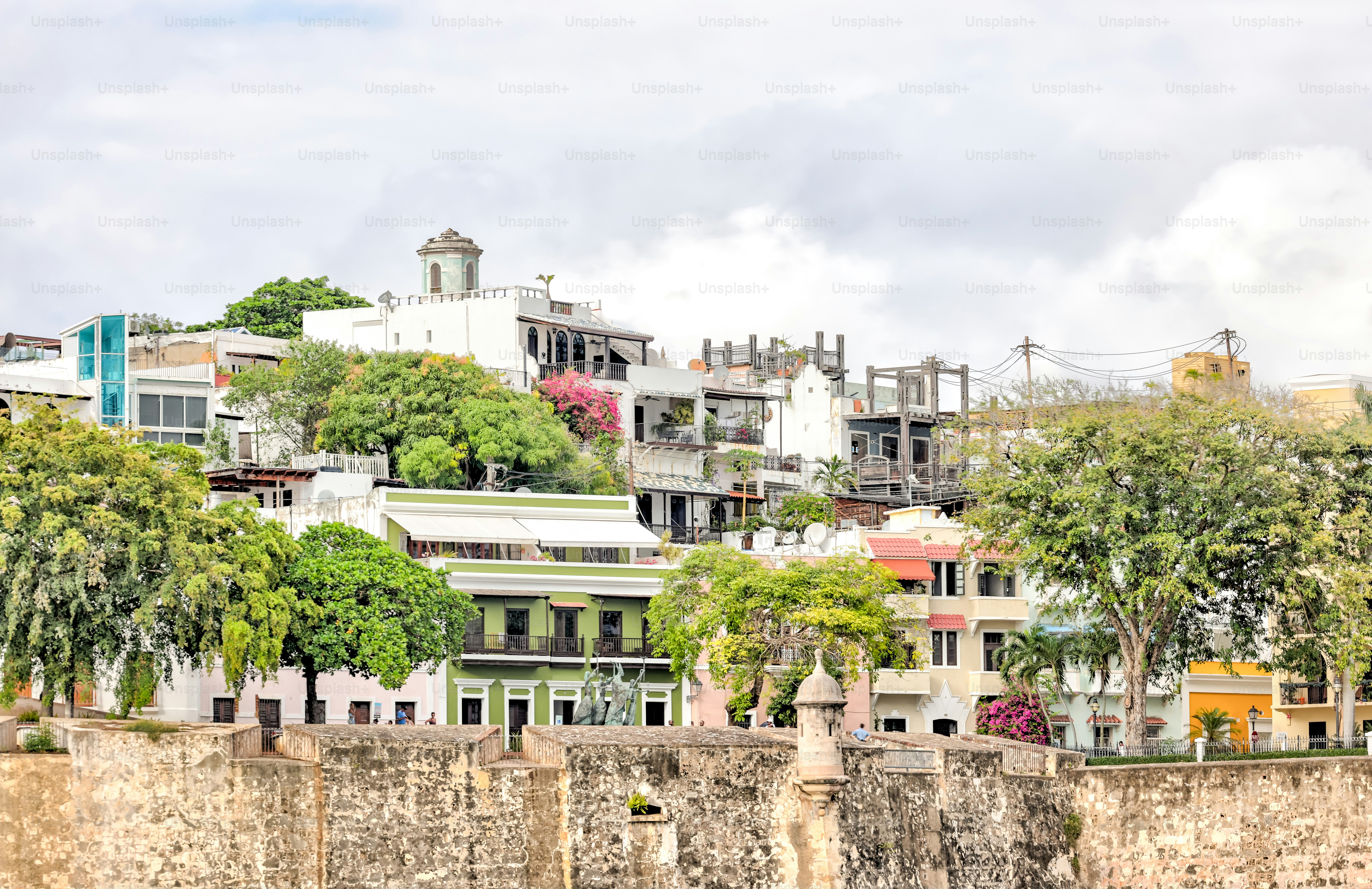 San Juan, Puerto Rico - 26. März 2024: Blick vom Wasser auf die Altstadt von San Juan, Puerto Rico