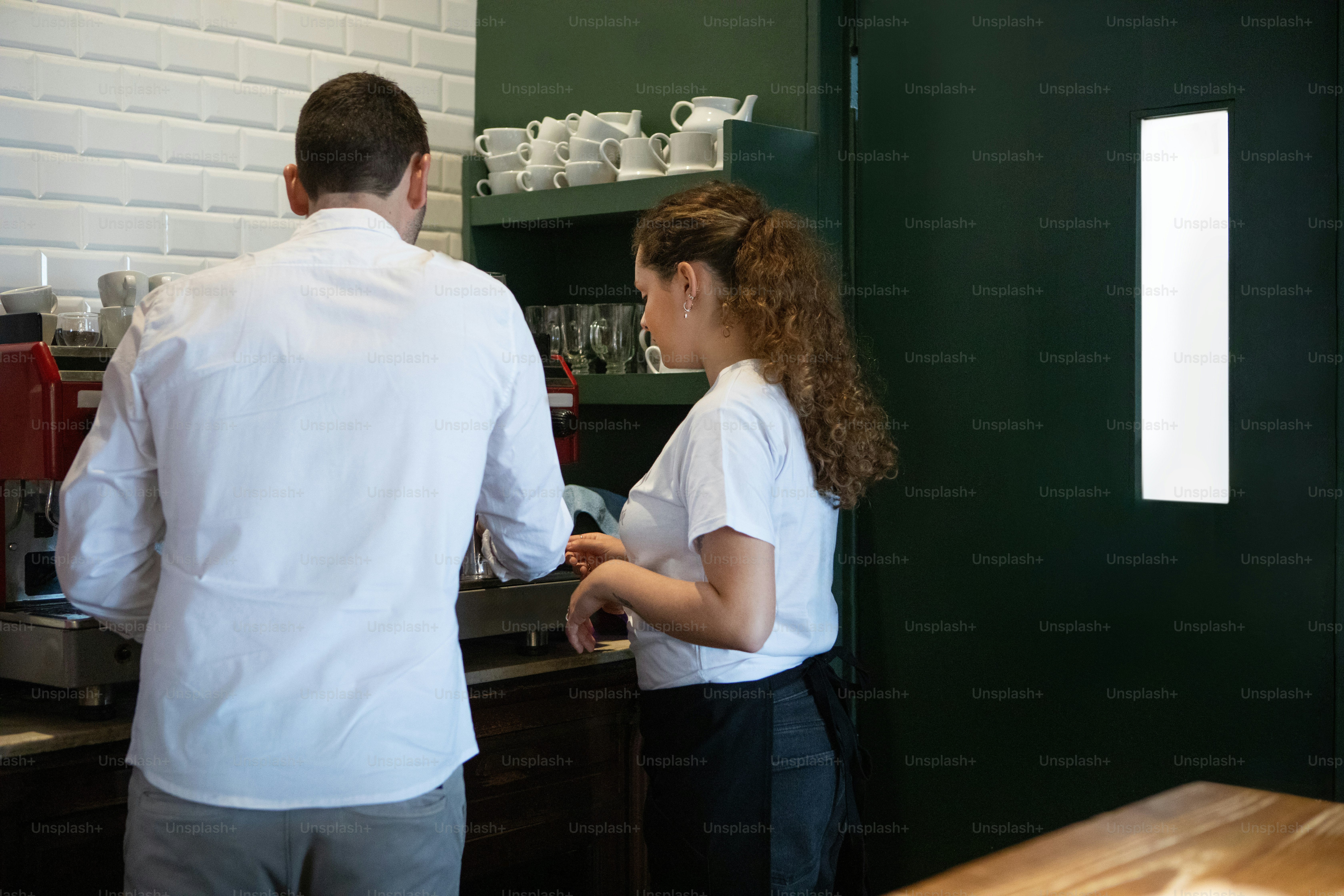 Jeune femme lors de son premier jour de travail en train d’apprendre dans un café - Buenos Aires - Argentine