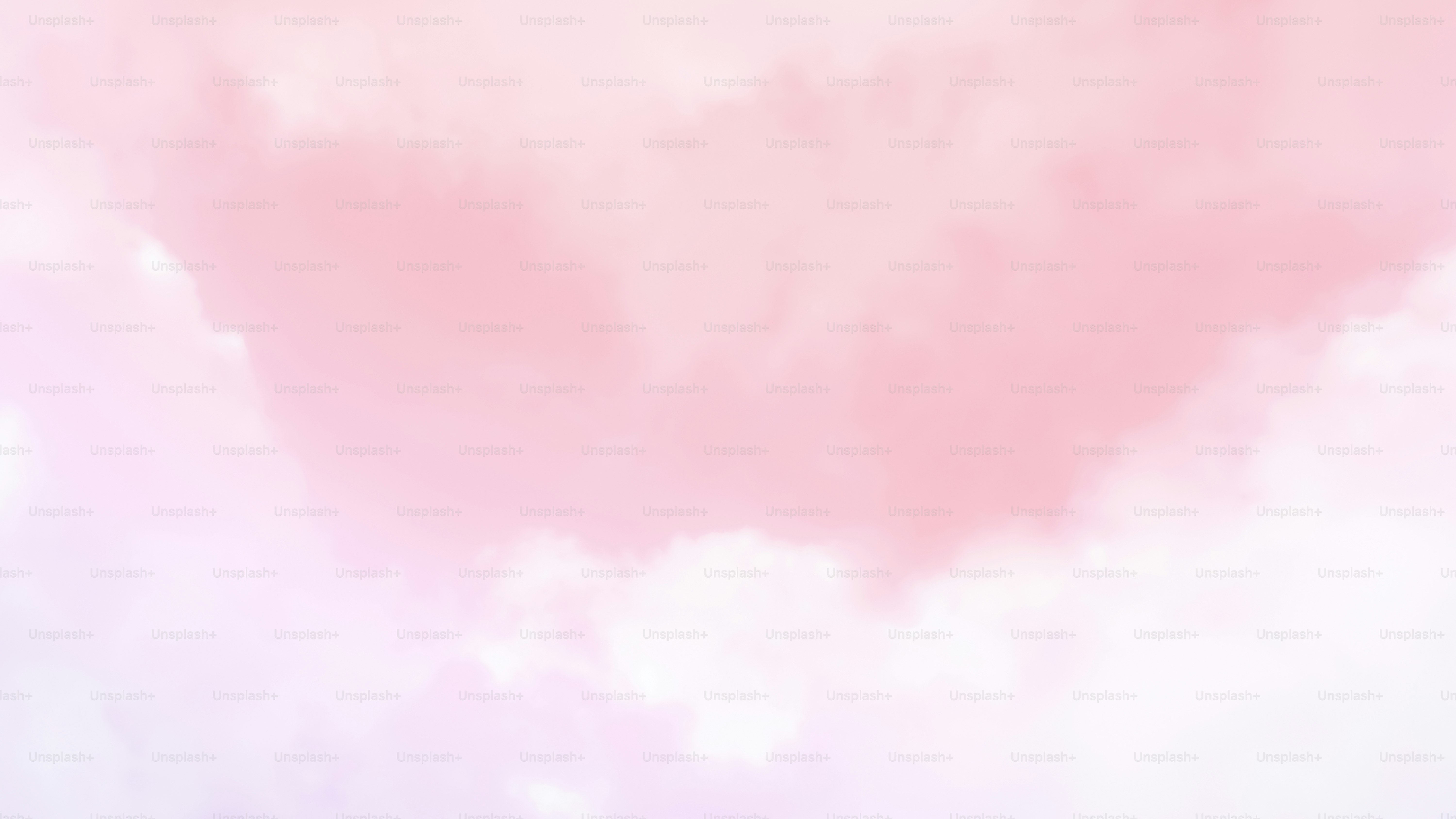 Ciel pastel rose tendre et violet avec nuage blanc duveteux. Concept d’arrière-plan d’anniversaire de mariage, de romance, d’amour, de Saint-Valentin et de célébration.