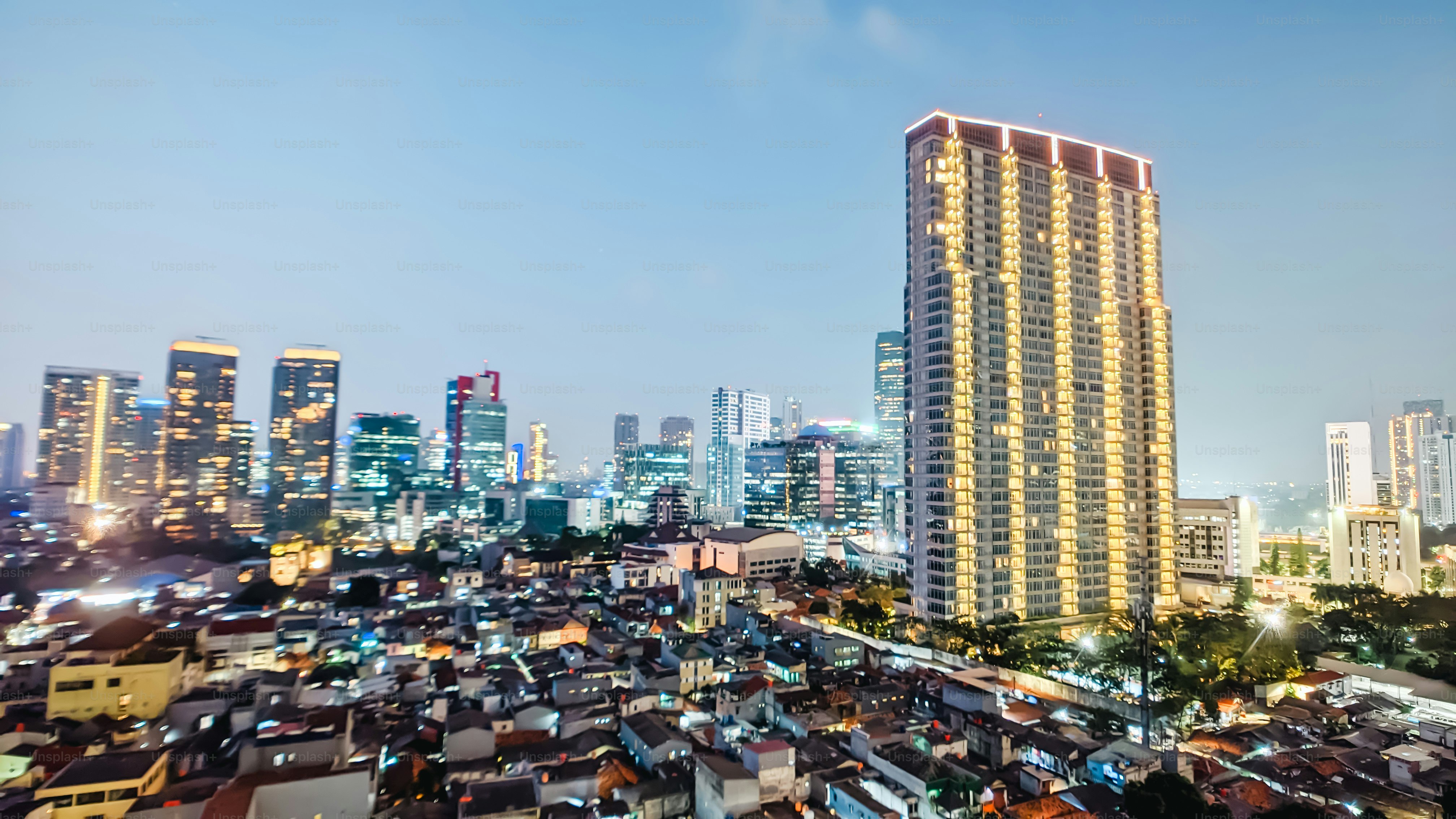 Sensationell beleuchteter Nachtblick auf Jakartas südliche Region in der Abenddämmerung. Horizontales Banner flach der Panoramafotografie. Virtuelles Hintergrundkonzept