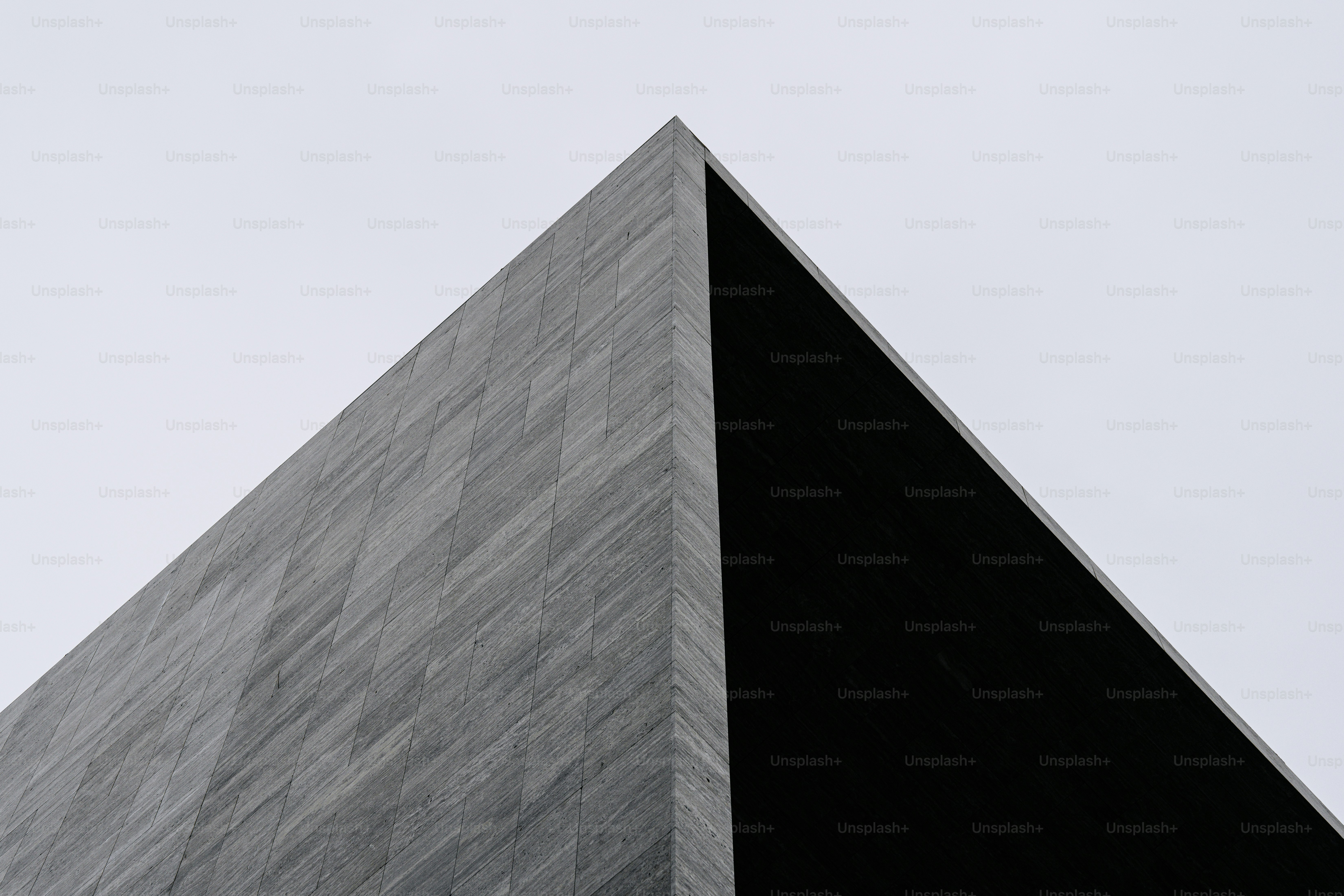 Un edificio alto con un reloj a su lado