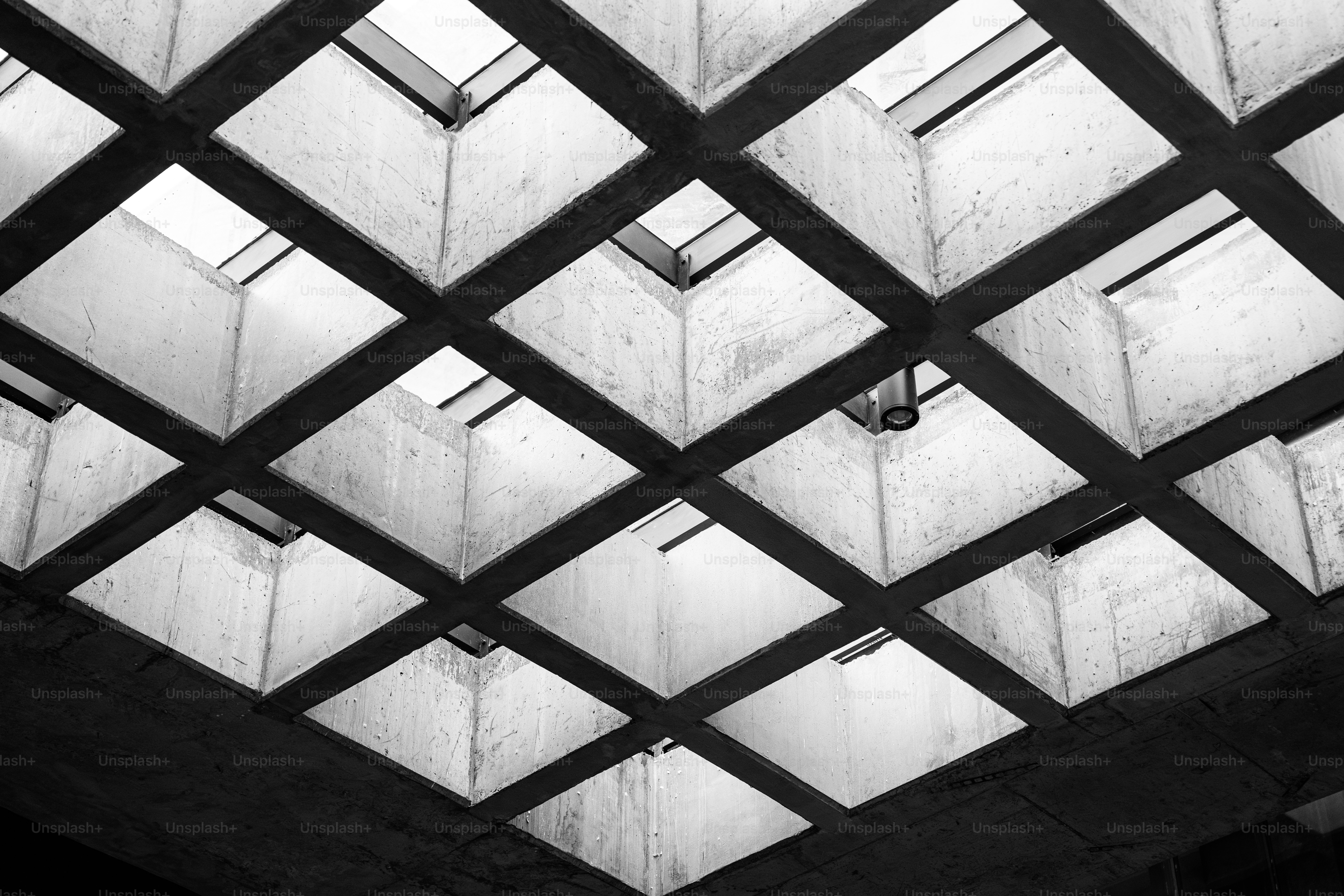 Una foto en blanco y negro de un techo