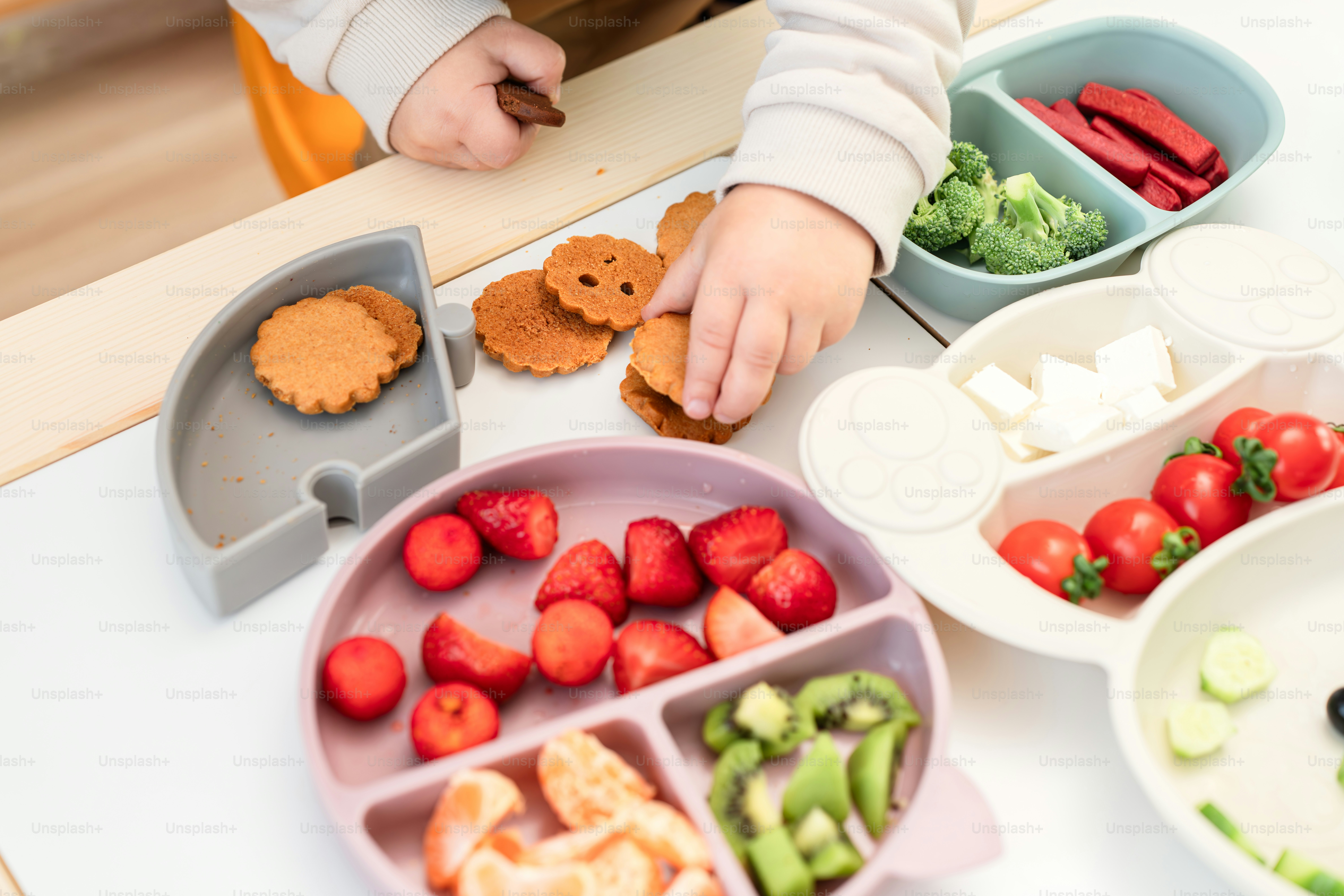 Une petite fille assise à une table mangeant des fruits photo – Image de Nourriture  sur Unsplash, image size:3000x2000