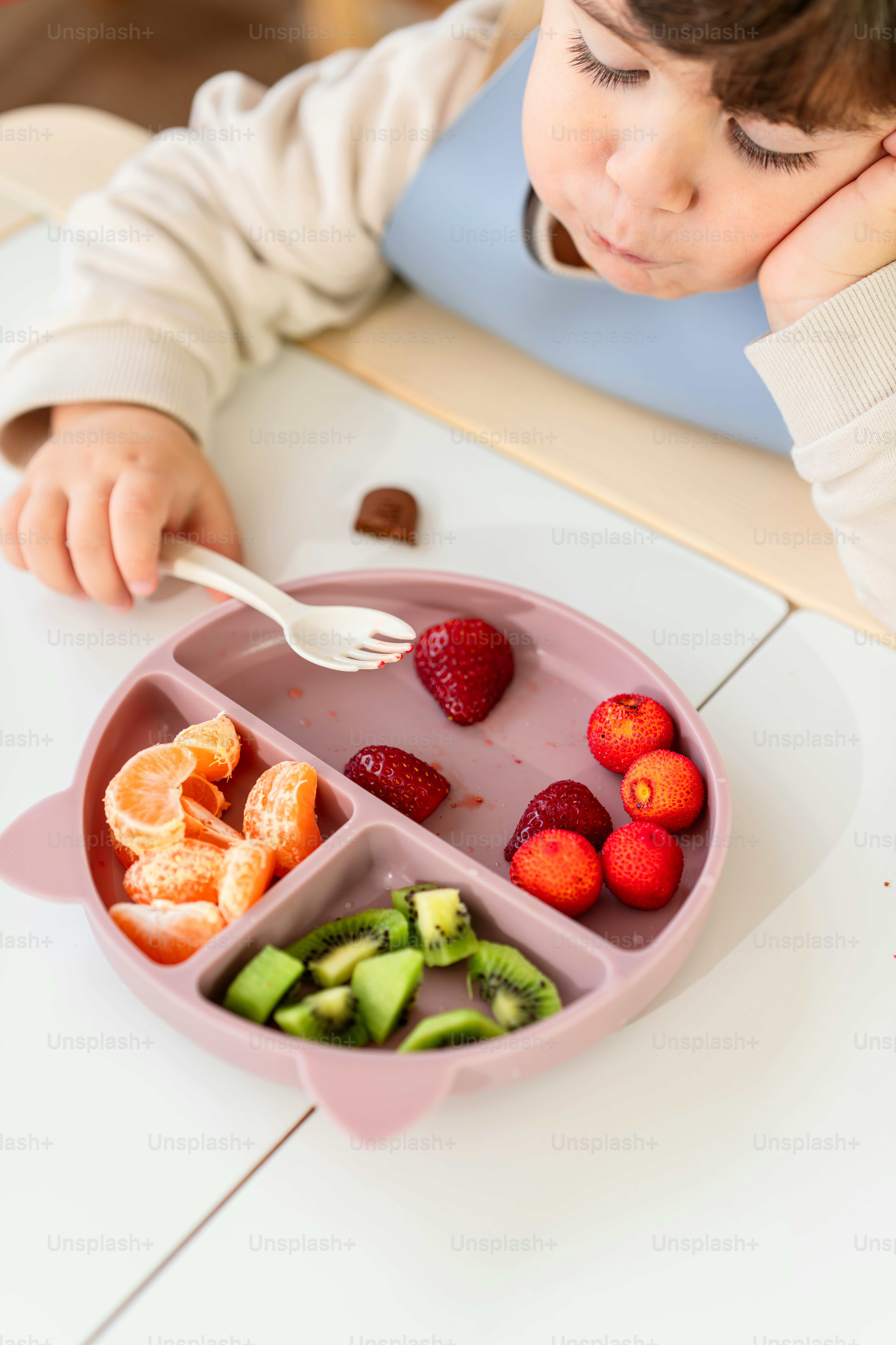 Une petite fille assise à une table mangeant des fruits photo – Image de Nourriture  sur Unsplash, image size:3000x4500