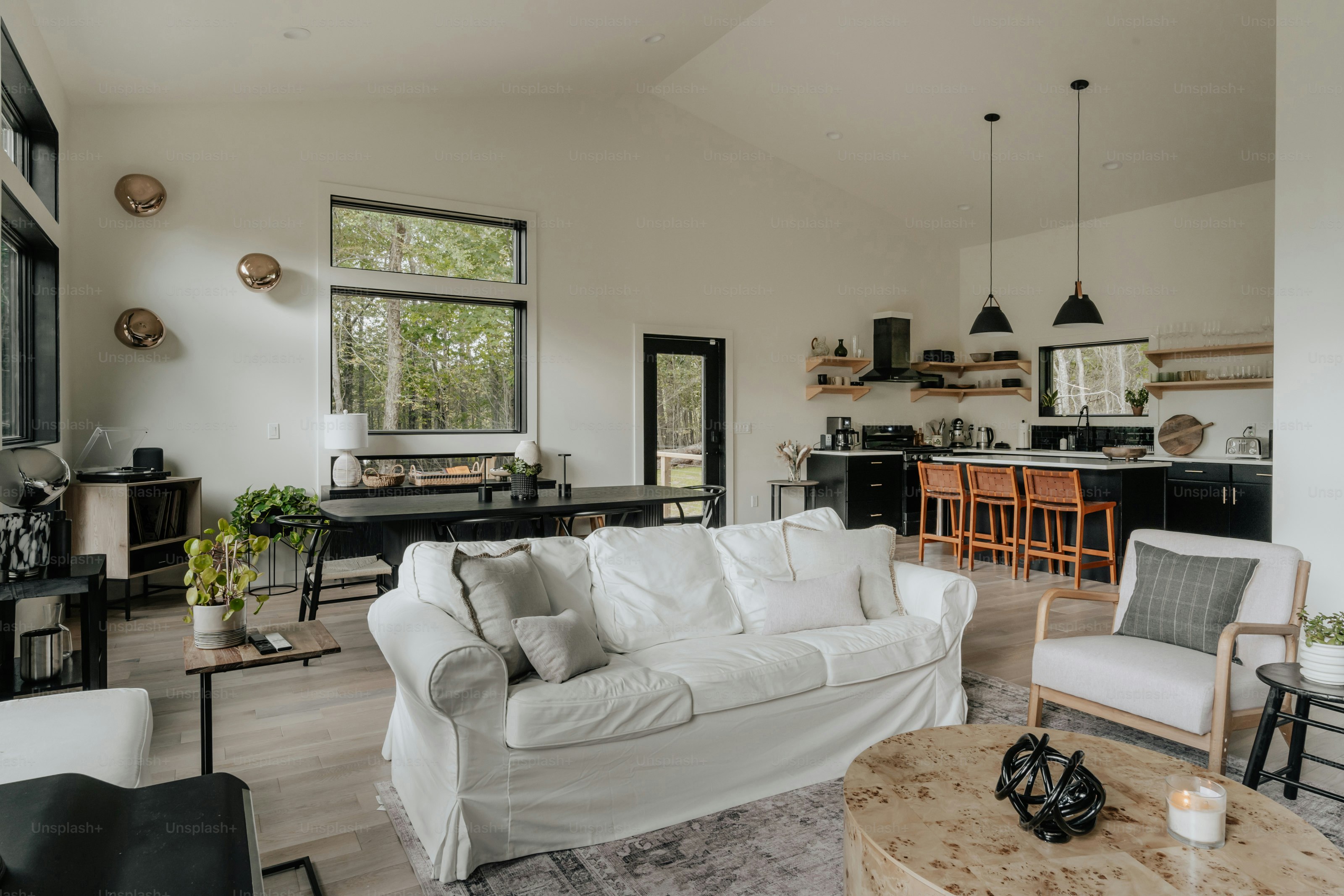 Ein Wohnzimmer mit Möbeln und einem Kamin