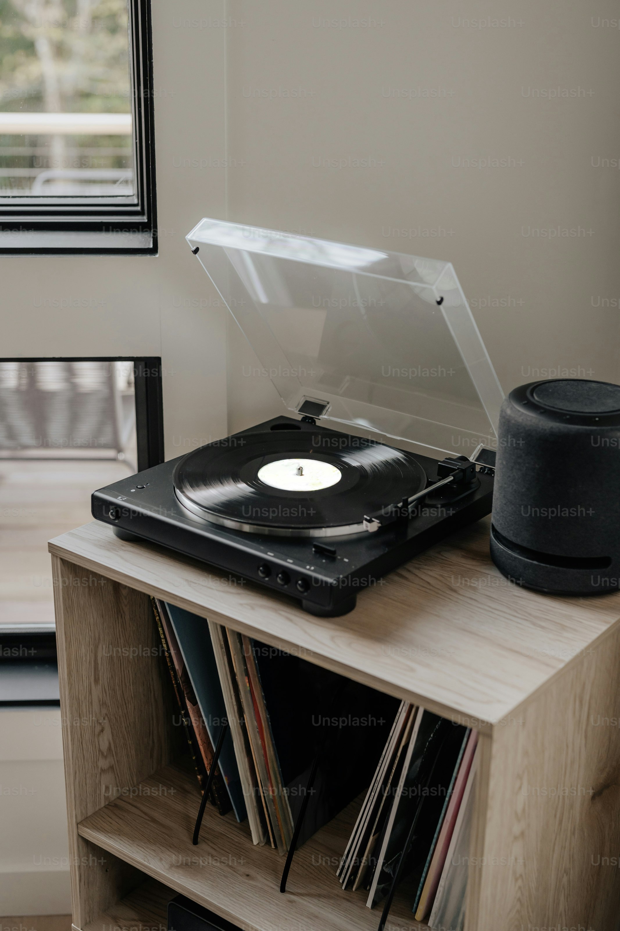 木製の棚の上に置かれたレコードプレーヤー