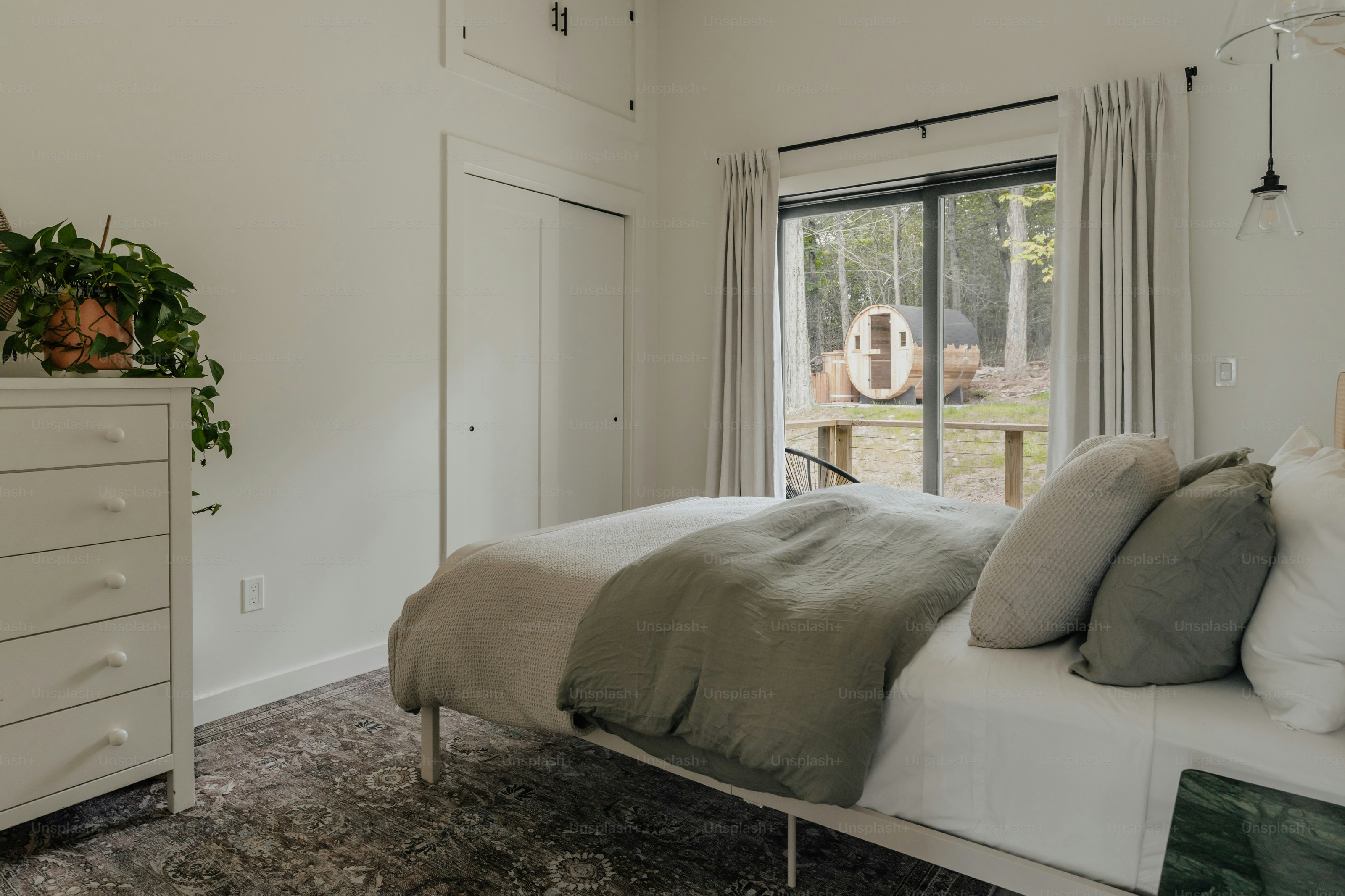 Kamar tidur dengan tempat tidur dan meja rias