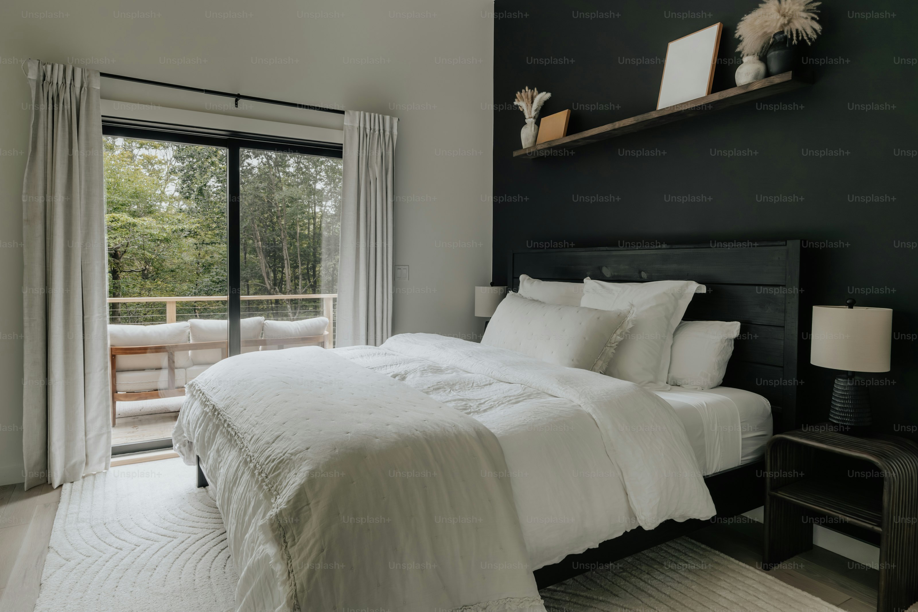 Ein Schlafzimmer mit einem großen Bett und einer Glasschiebetür