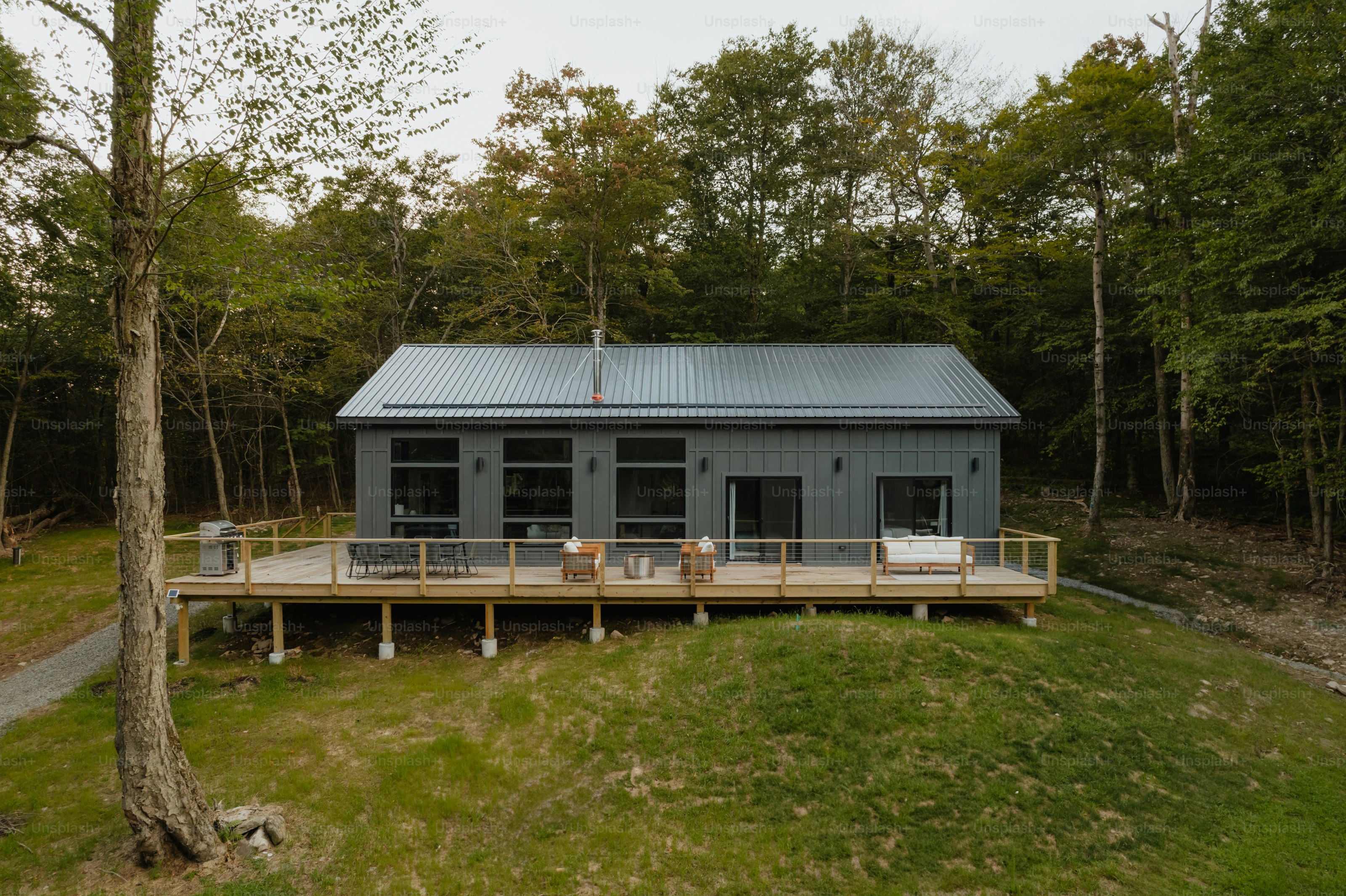 Ein kleines Haus auf einem saftig grünen Hügel