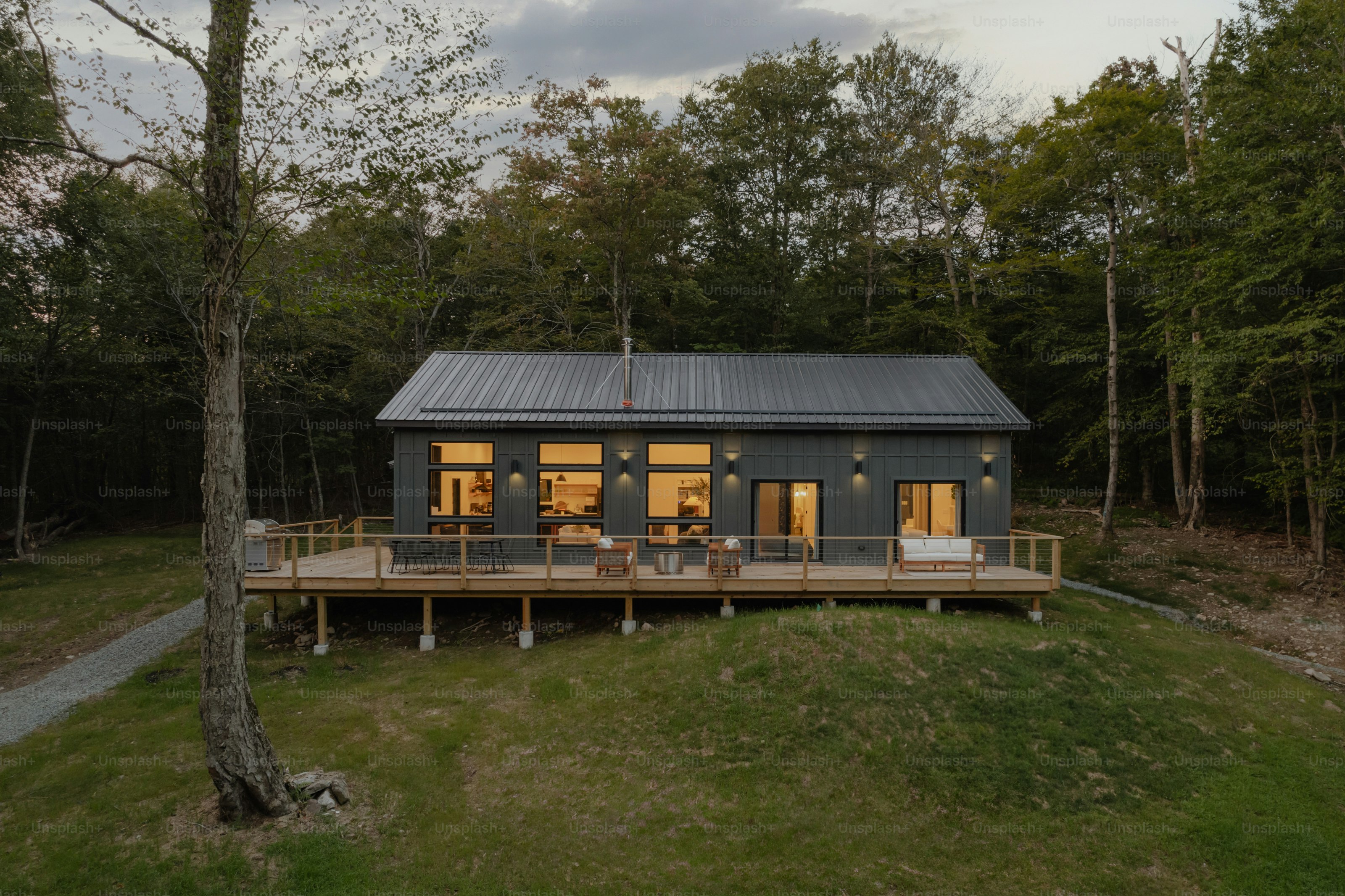 Una pequeña cabaña en medio de un bosque