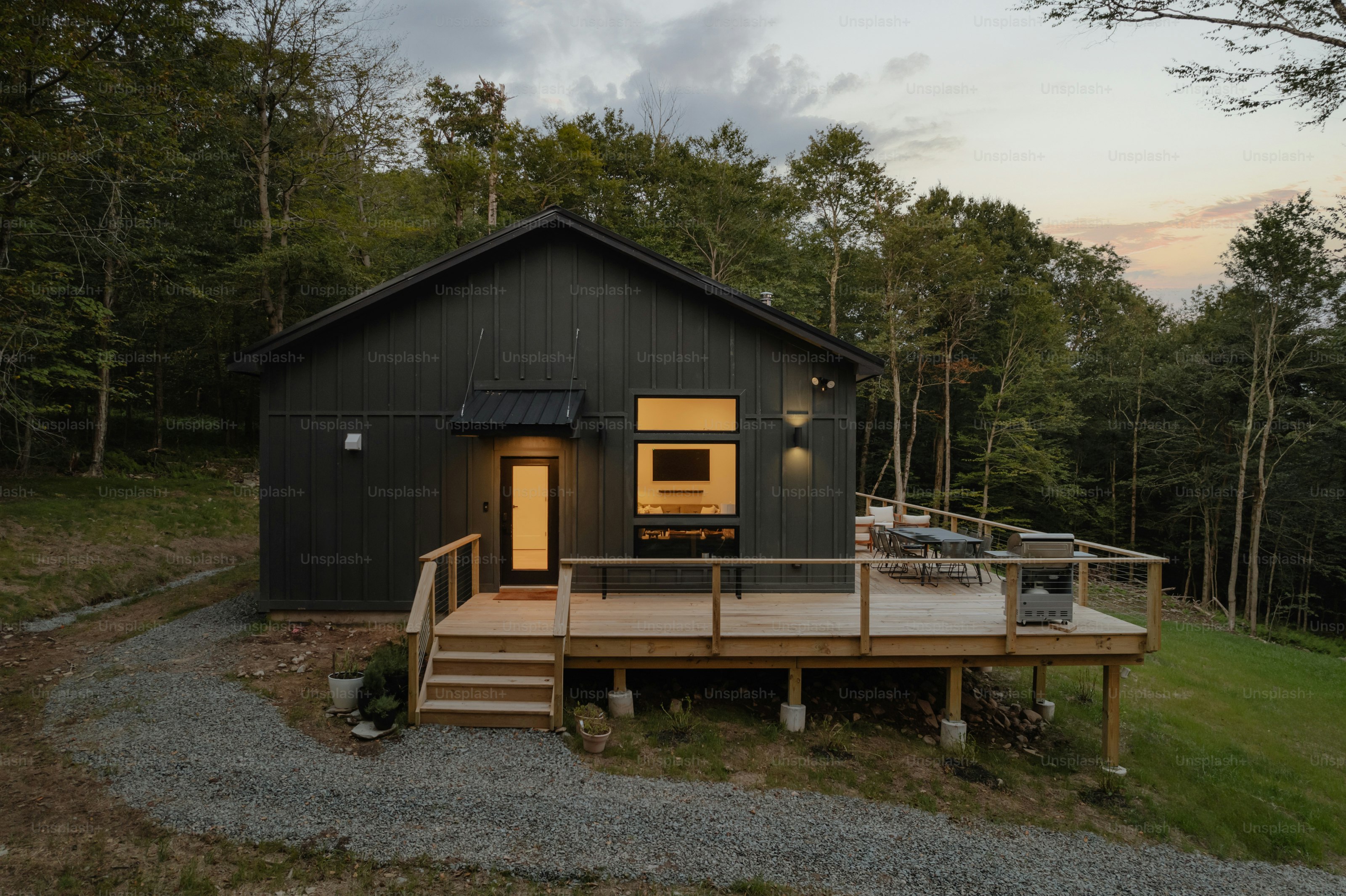 Eine kleine Hütte im Wald mit Terrasse
