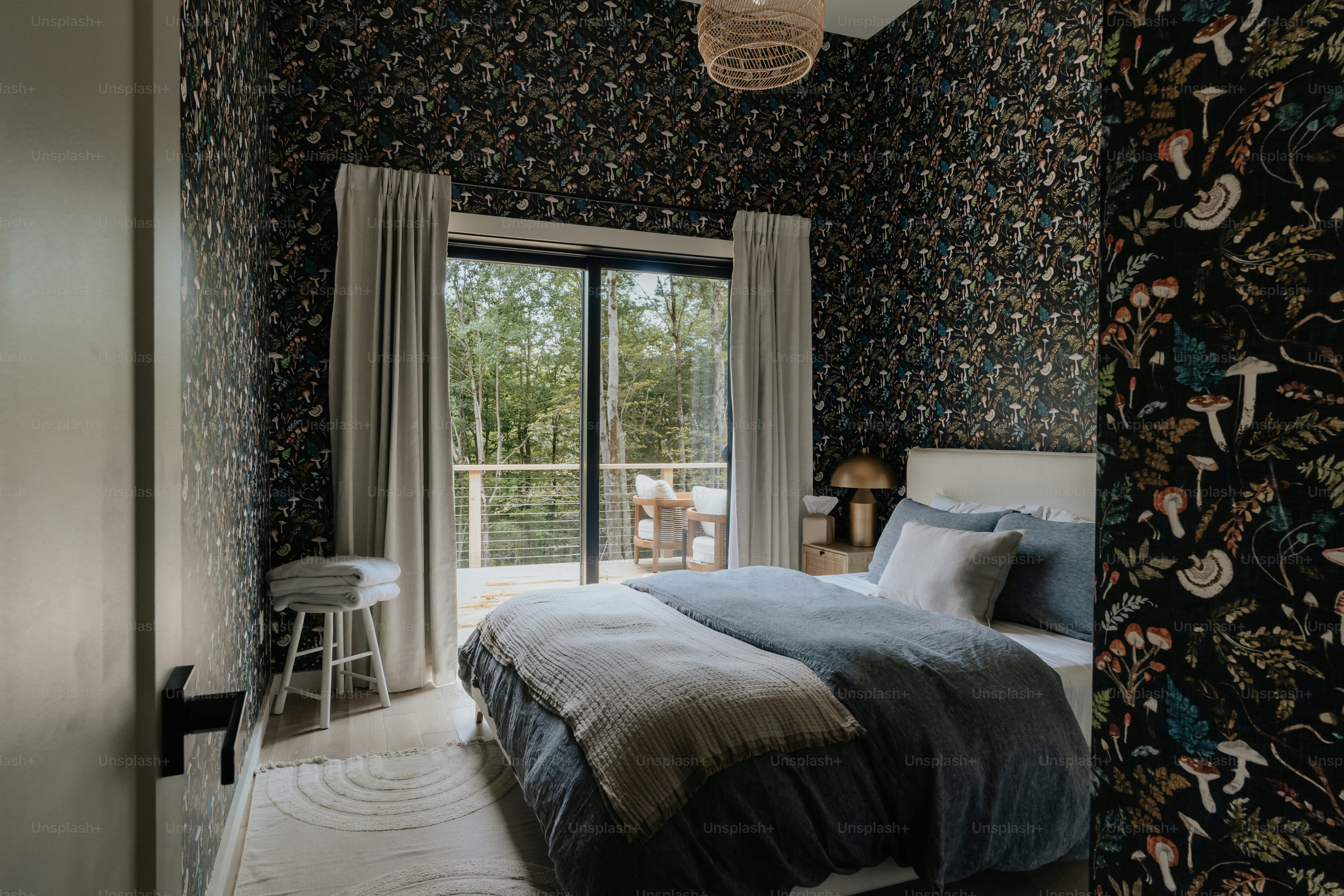 Ein Schlafzimmer mit einem Bett und einem großen Fenster