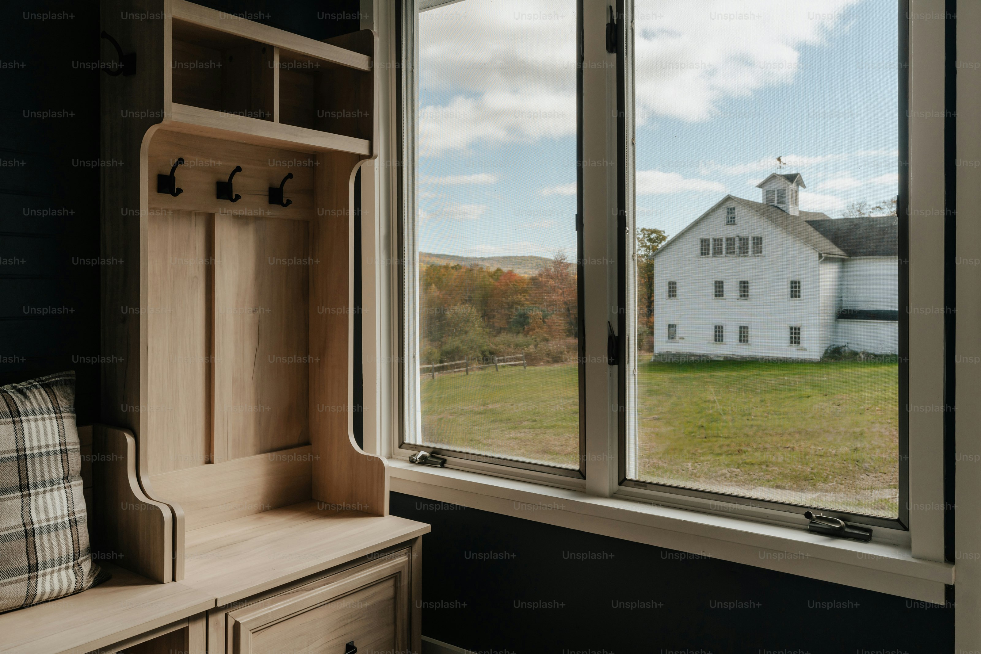 Ein Raum mit einem großen Fenster und einer Bank