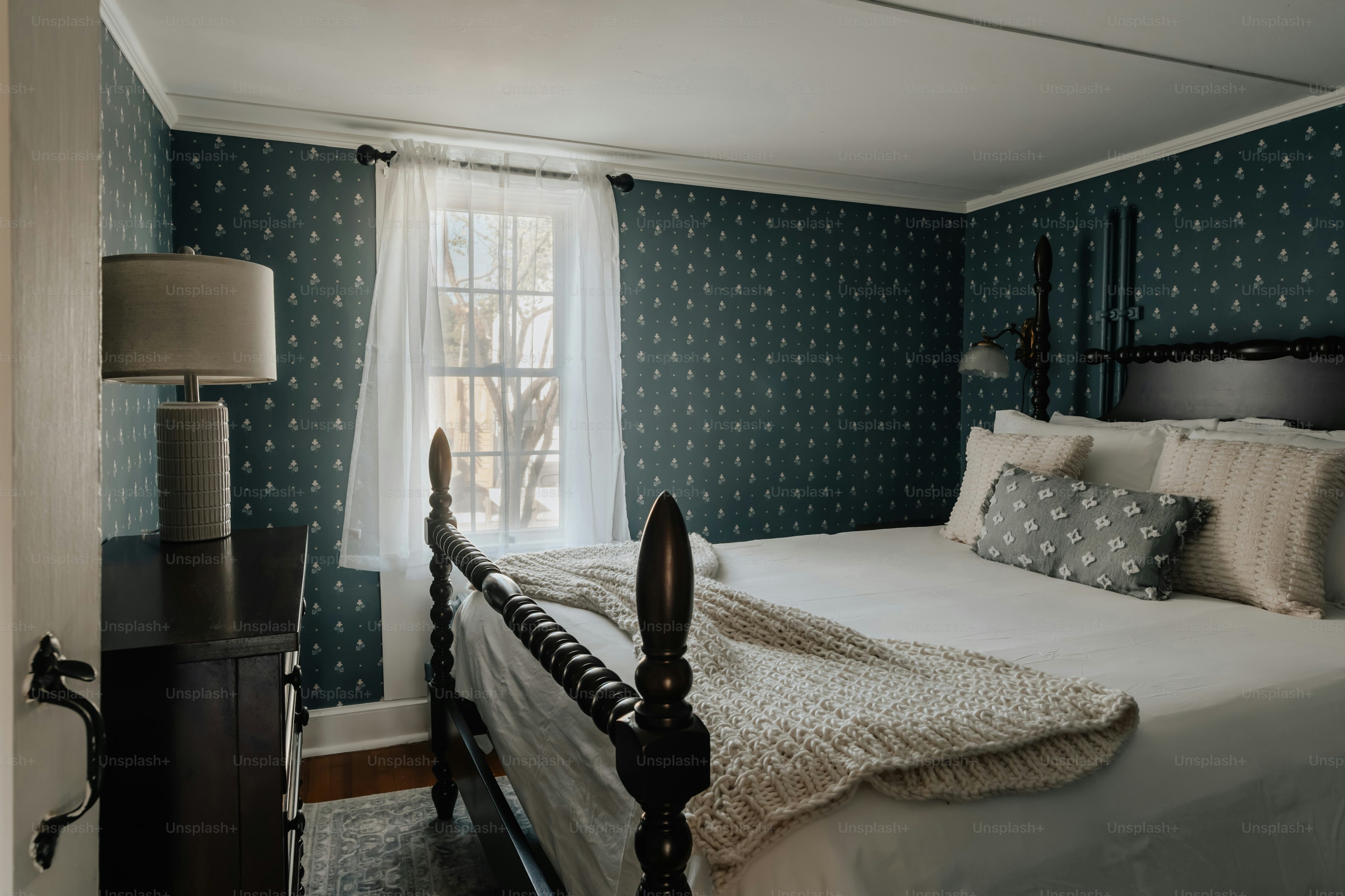 Ein Bett in einem Schlafzimmer neben einem Fenster