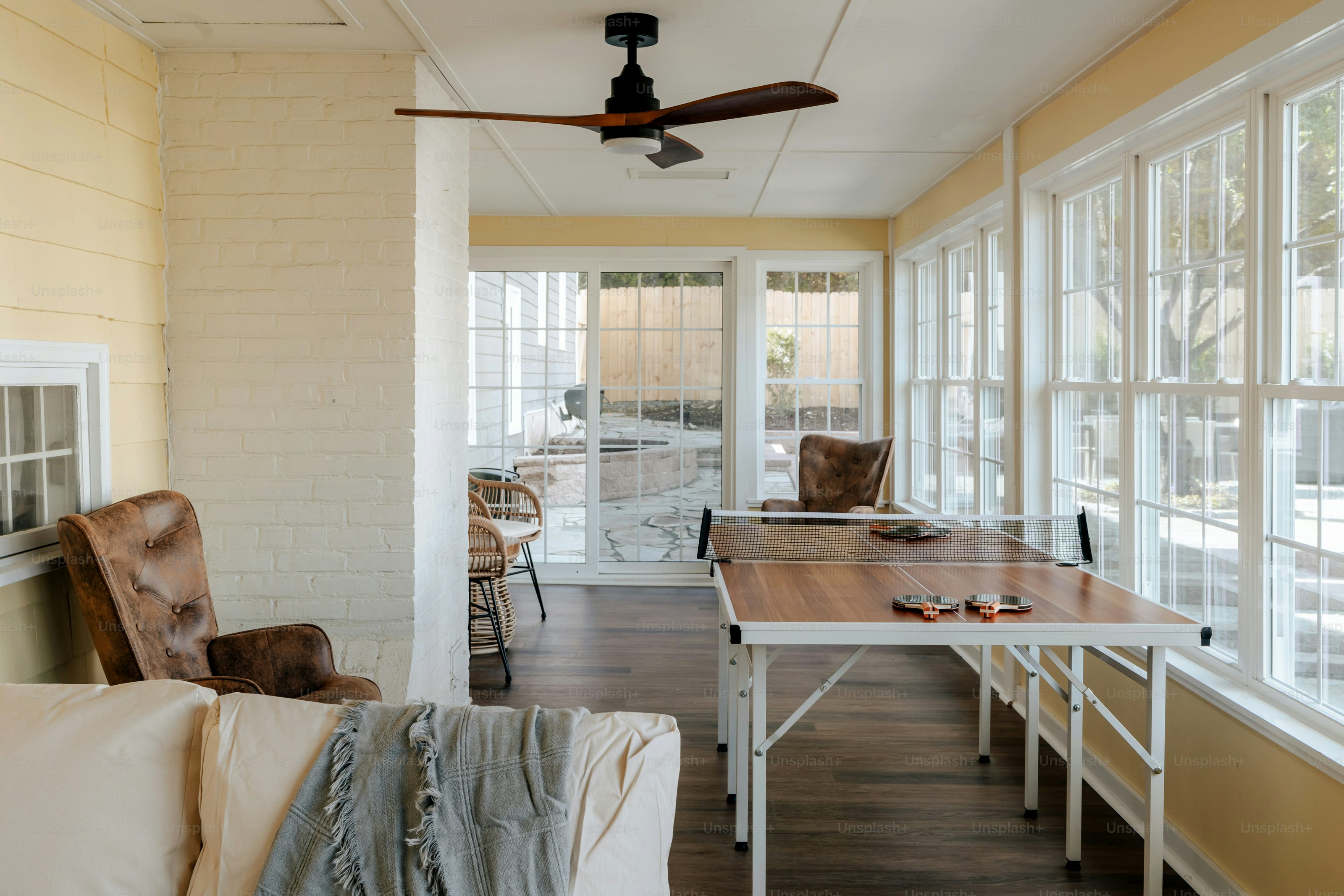 Ein Wohnzimmer voller Möbel und vielen Fenstern