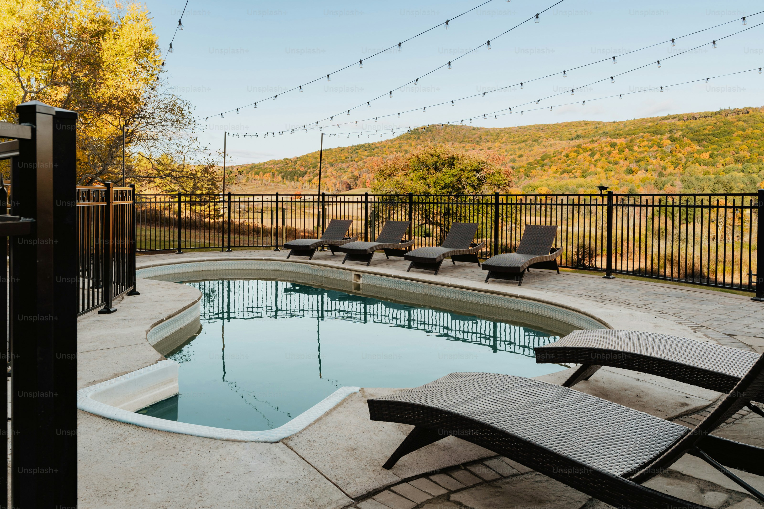 Ein großer Swimmingpool mit Liegestühlen drumherum