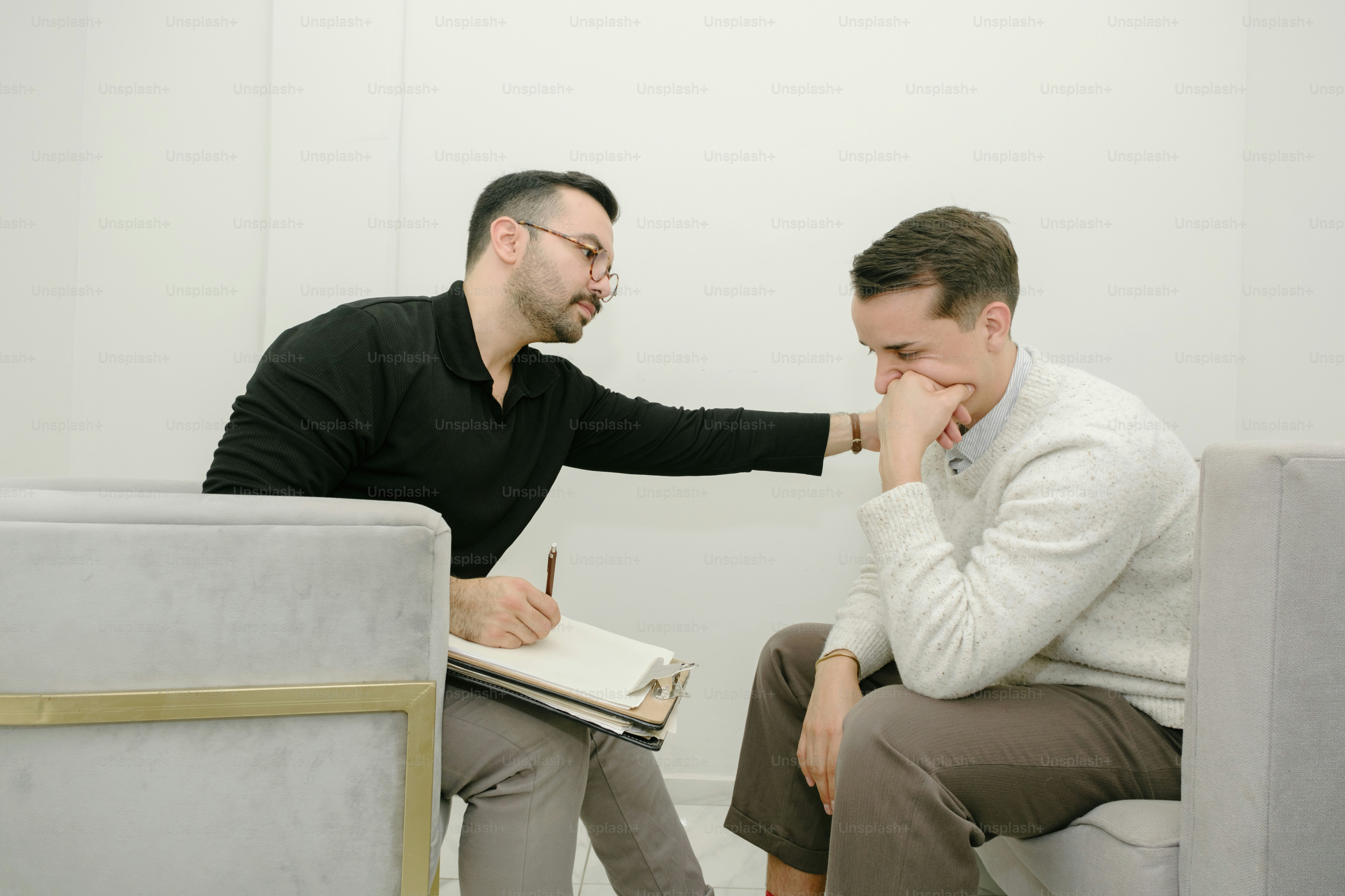 premium_photo-1733522600759-22cfe4dc53f9?ixid=M3wxMjA3fDB8MXxzZWFyY2h8MTN8fGxhbmdsZXklMjBjb3Vuc2VsbGluZ3xlbnwwfHx8fDE3NTUzODE5MjZ8MA\u0026ixlib=rb-4.1.0