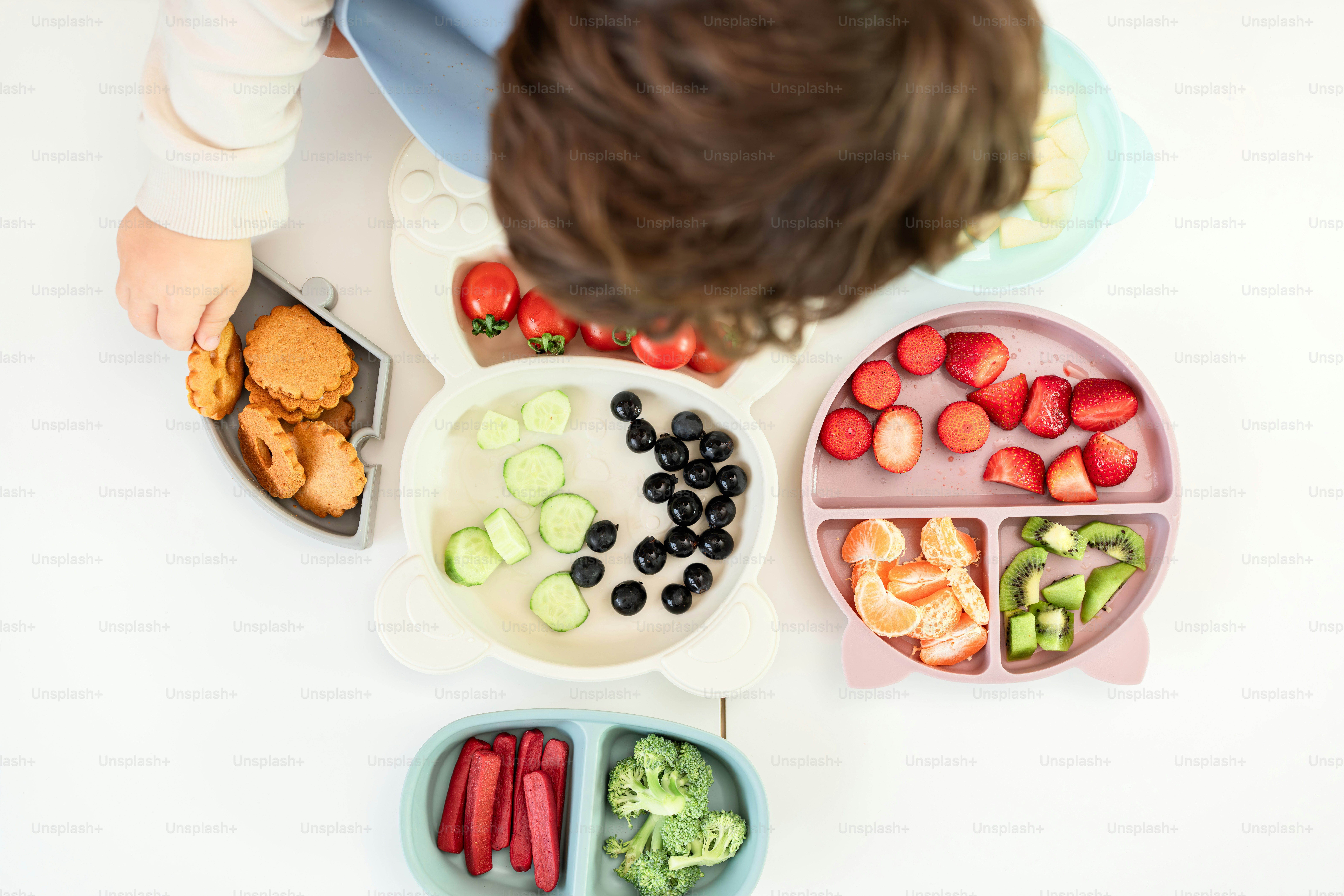 Une petite fille assise à une table mangeant des fruits photo – Image de Nourriture  sur Unsplash, image size:3000x2000
