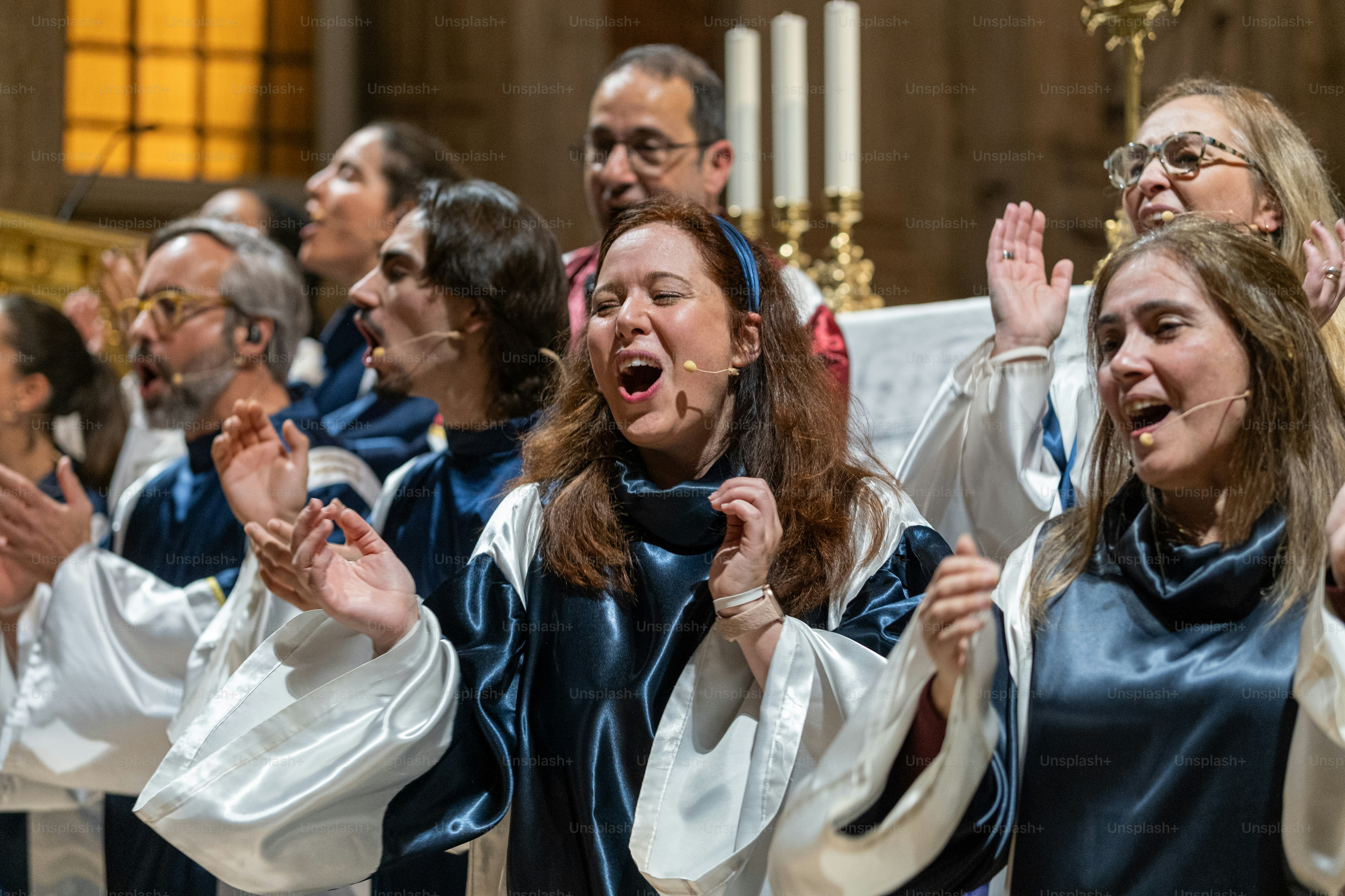 Um grupo de pessoas cantando em uma igreja