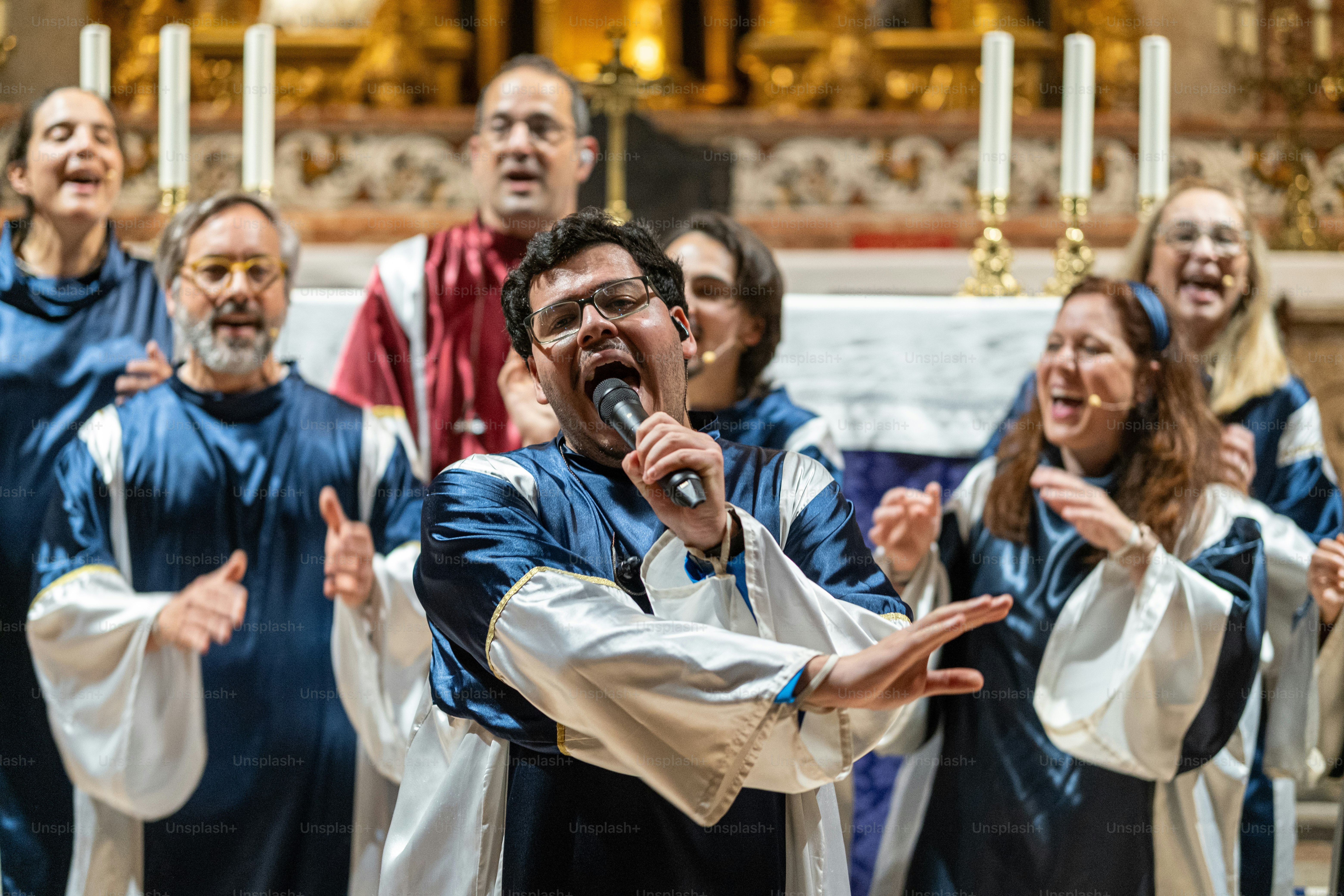 Um grupo de pessoas cantando na frente de um altar