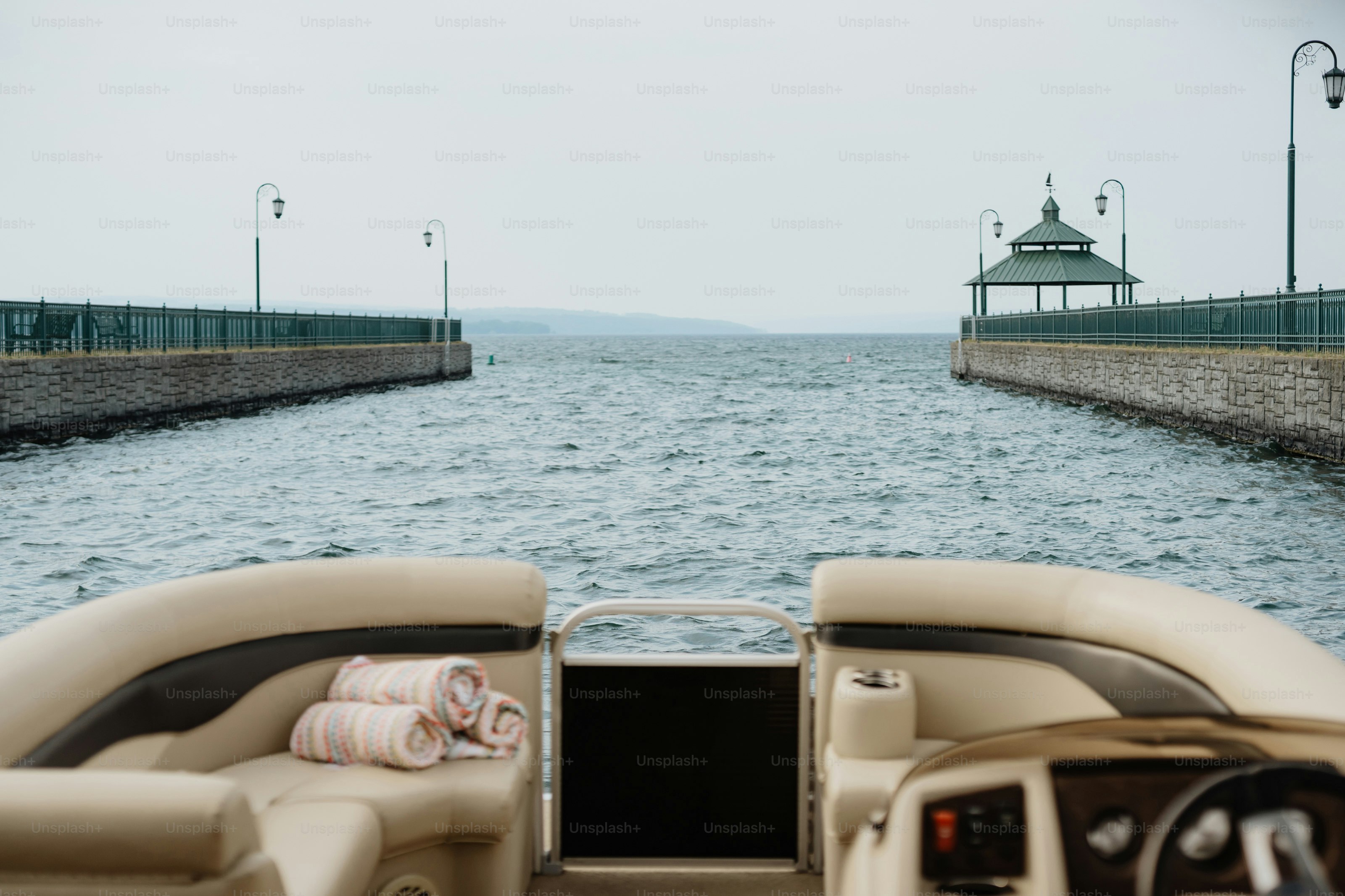 水上のボートの内部