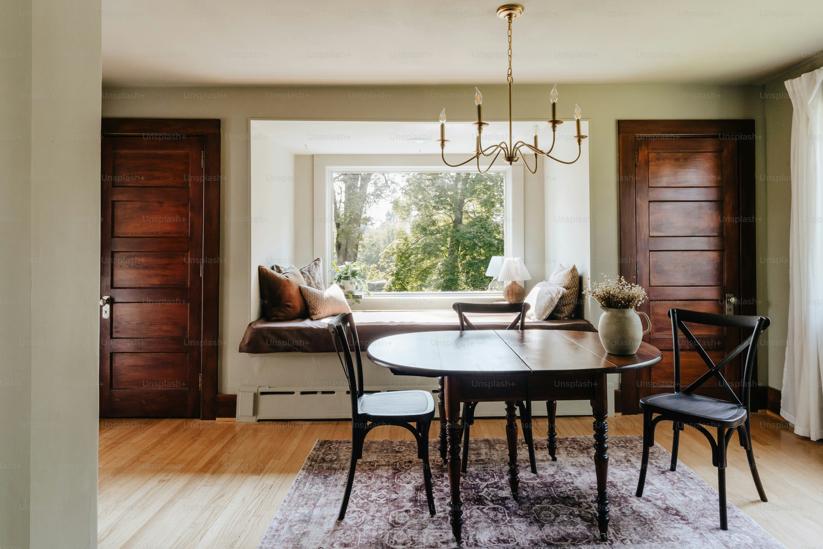 Ruang makan dengan meja dan kursi