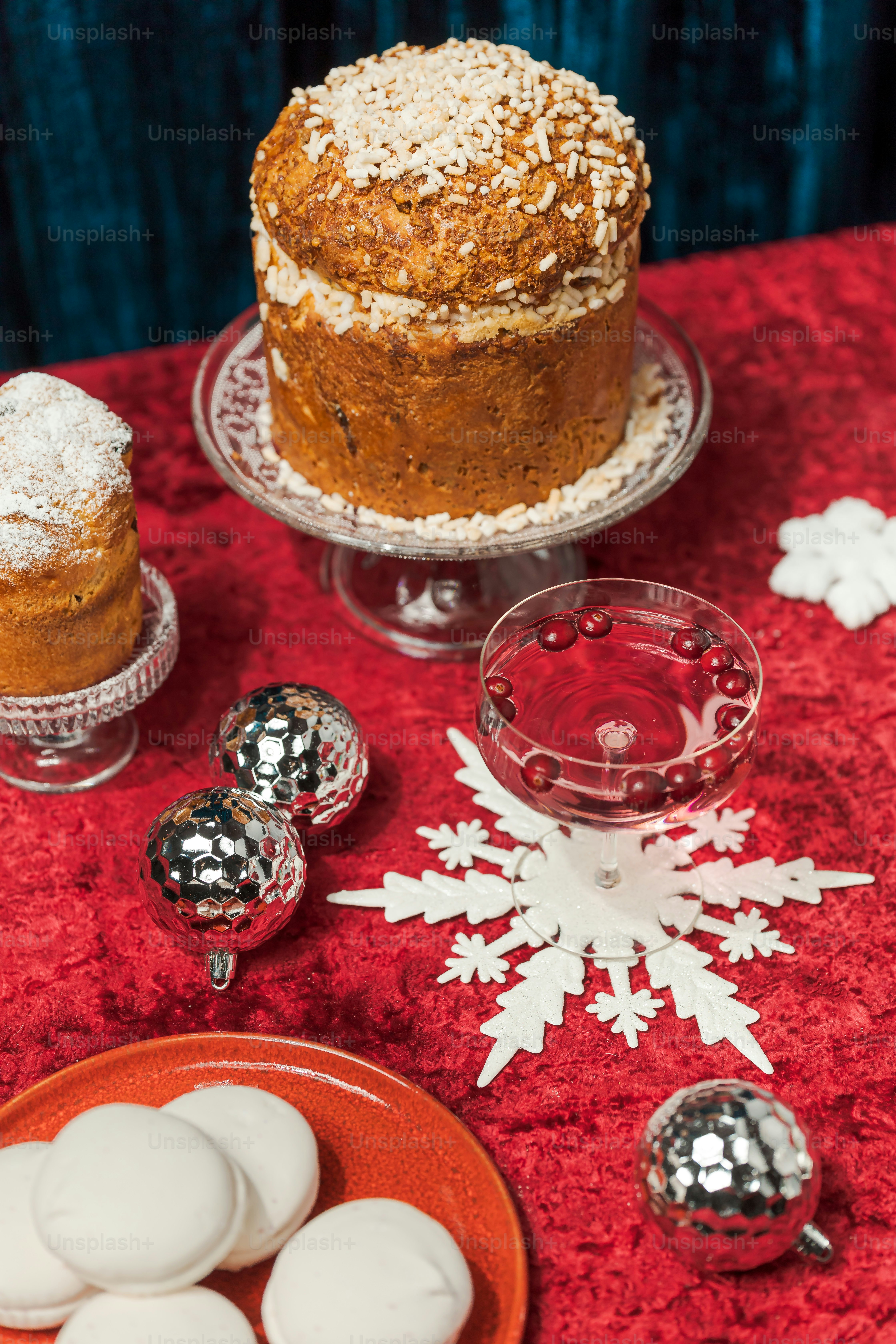 Una tavola sormontata da una torta ricoperta di zucchero a velo