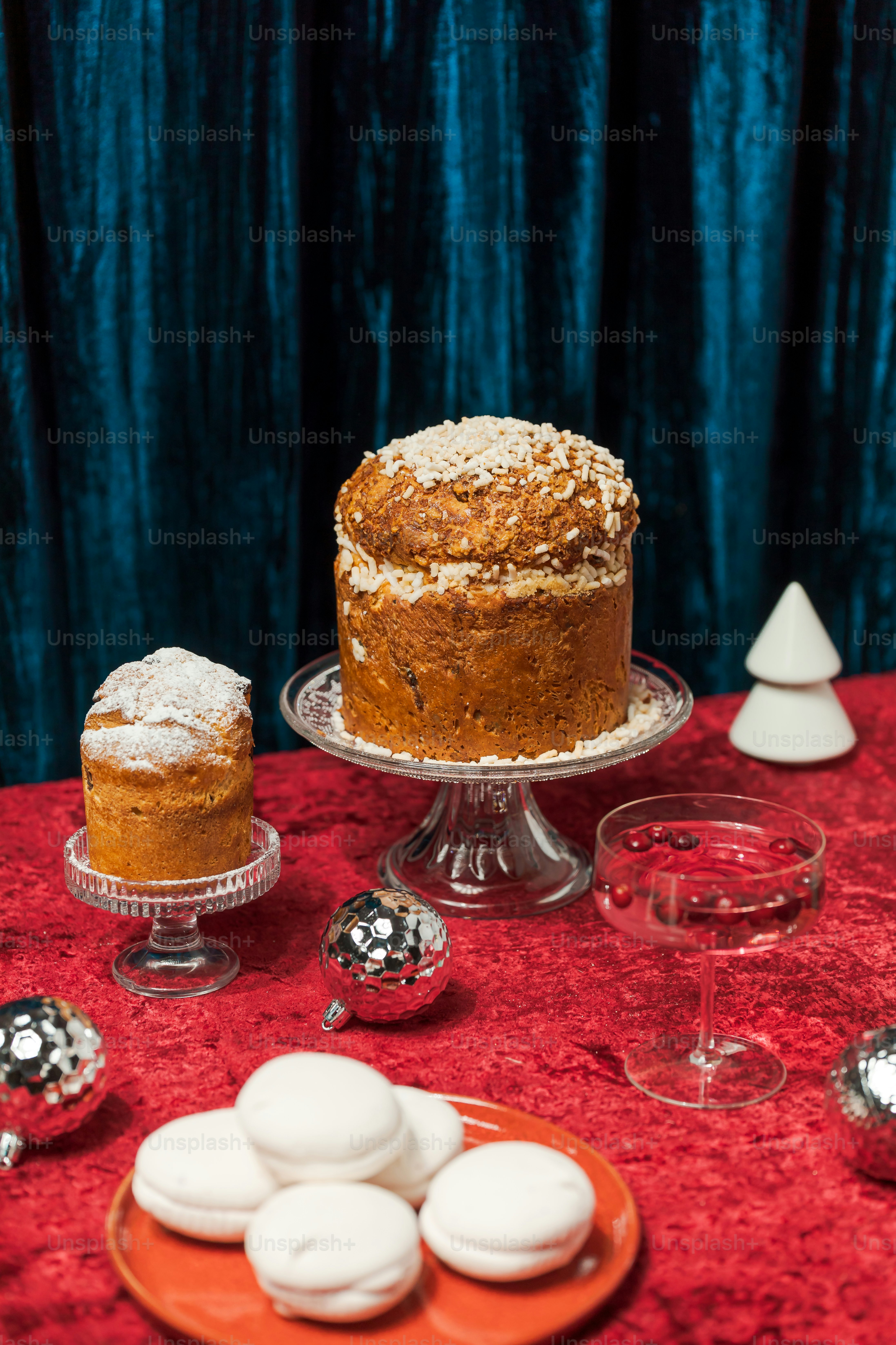 Una tavola sormontata da una torta ricoperta di glassa
