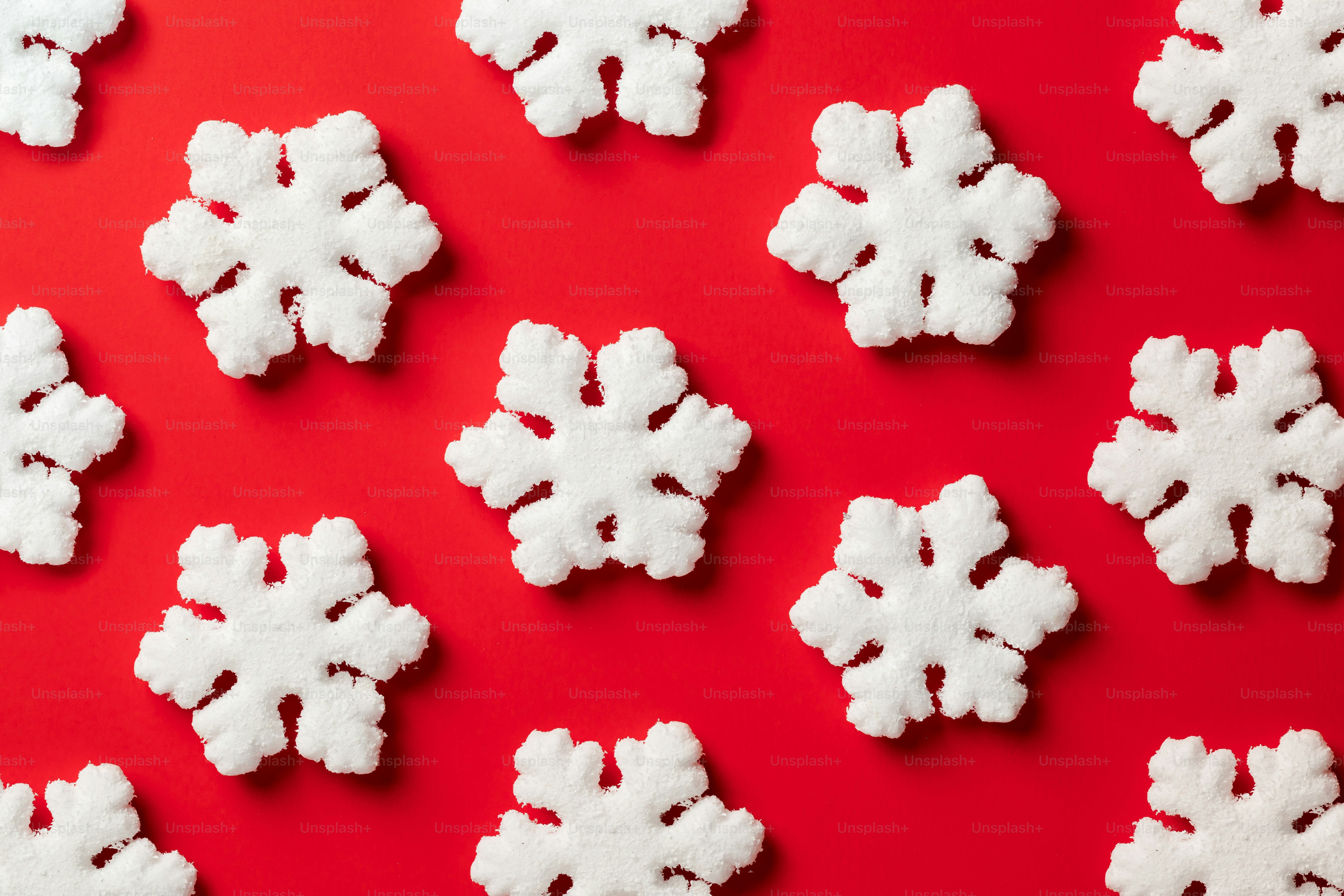 눈 조각은 붉은 표면에 배열됩니다 사진 – Unsplash의 크리스마스 이미지, image size:3000x2000