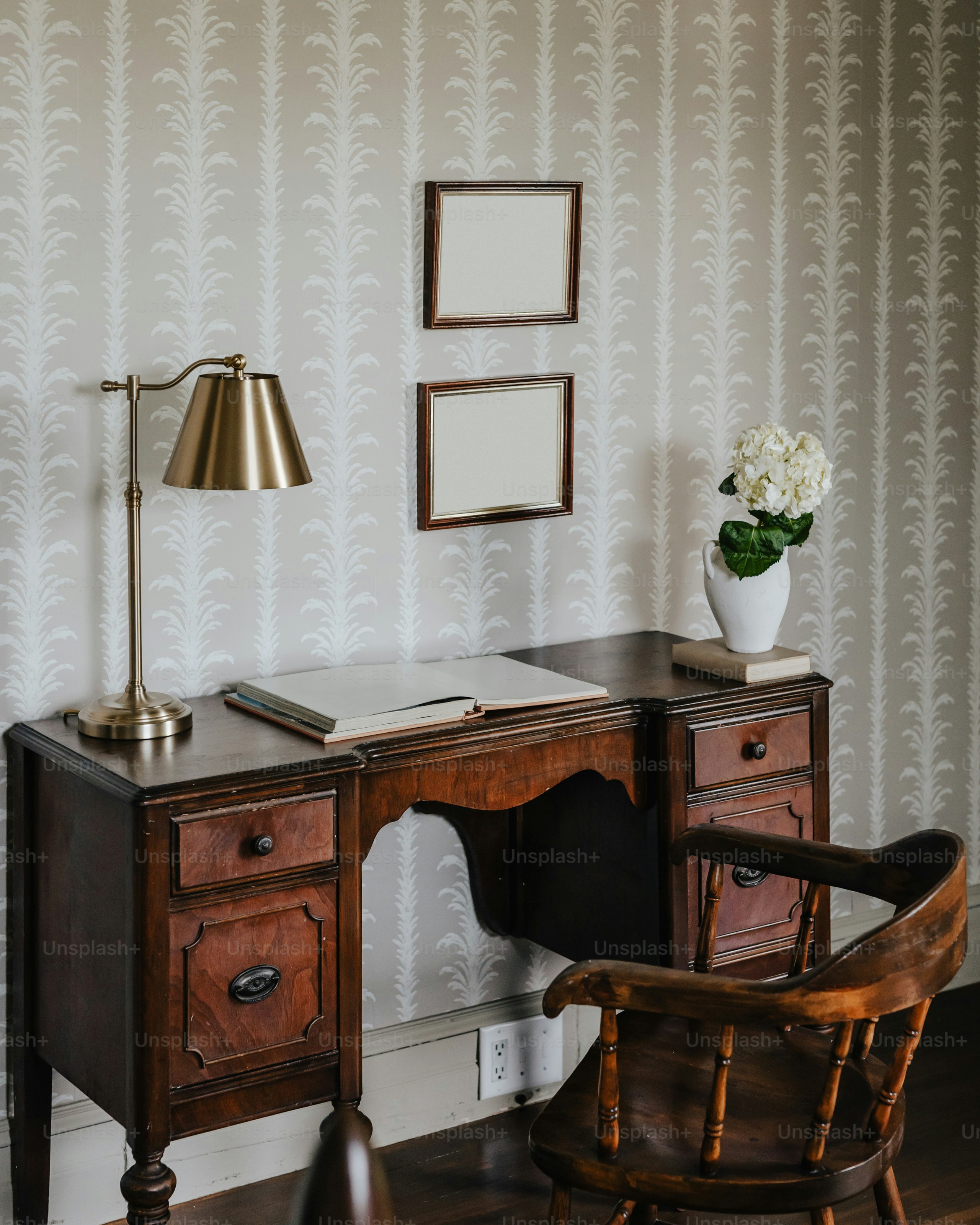 Un escritorio con una silla y una lámpara en una habitación