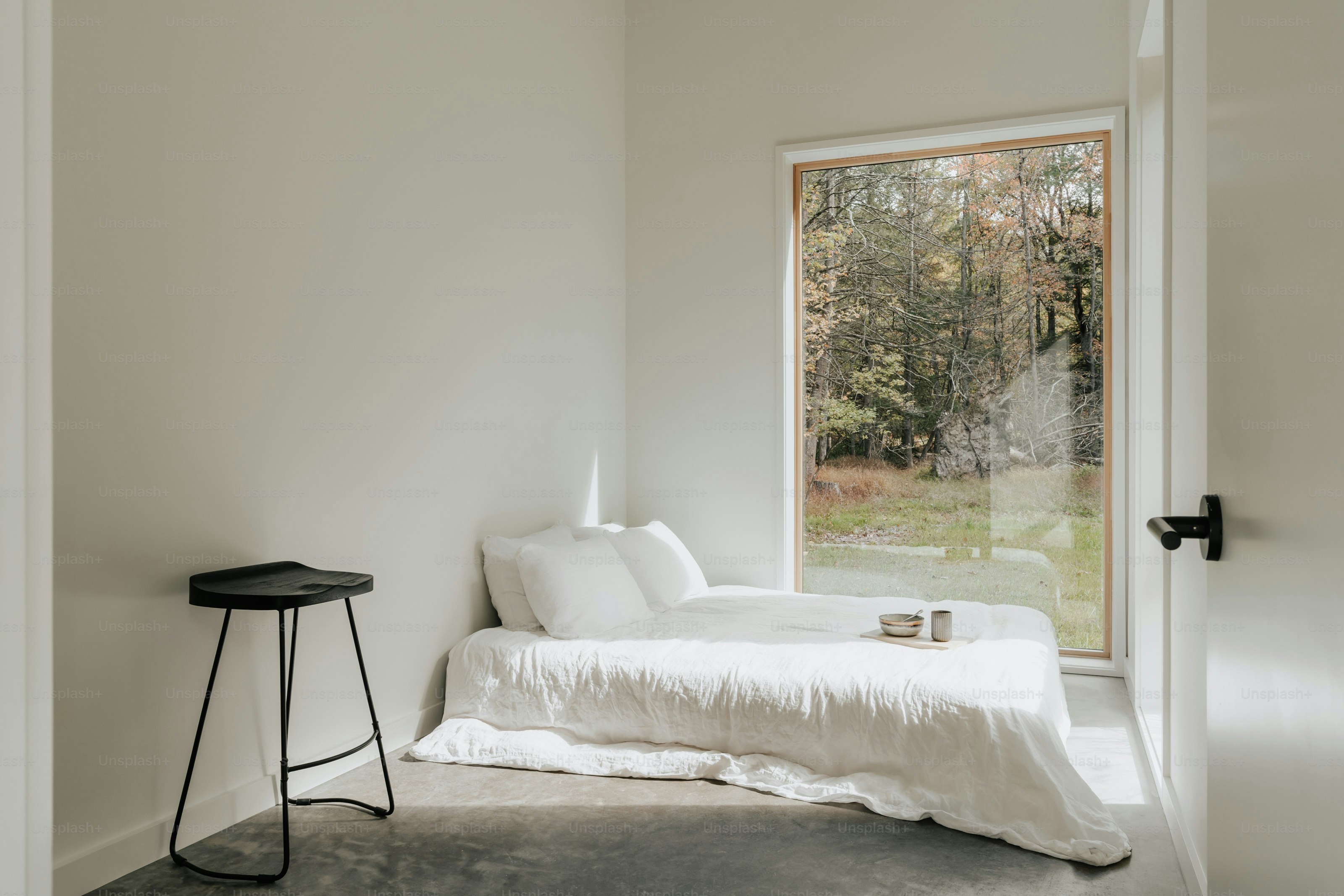 Ein Schlafzimmer mit einem Bett und einem Fenster