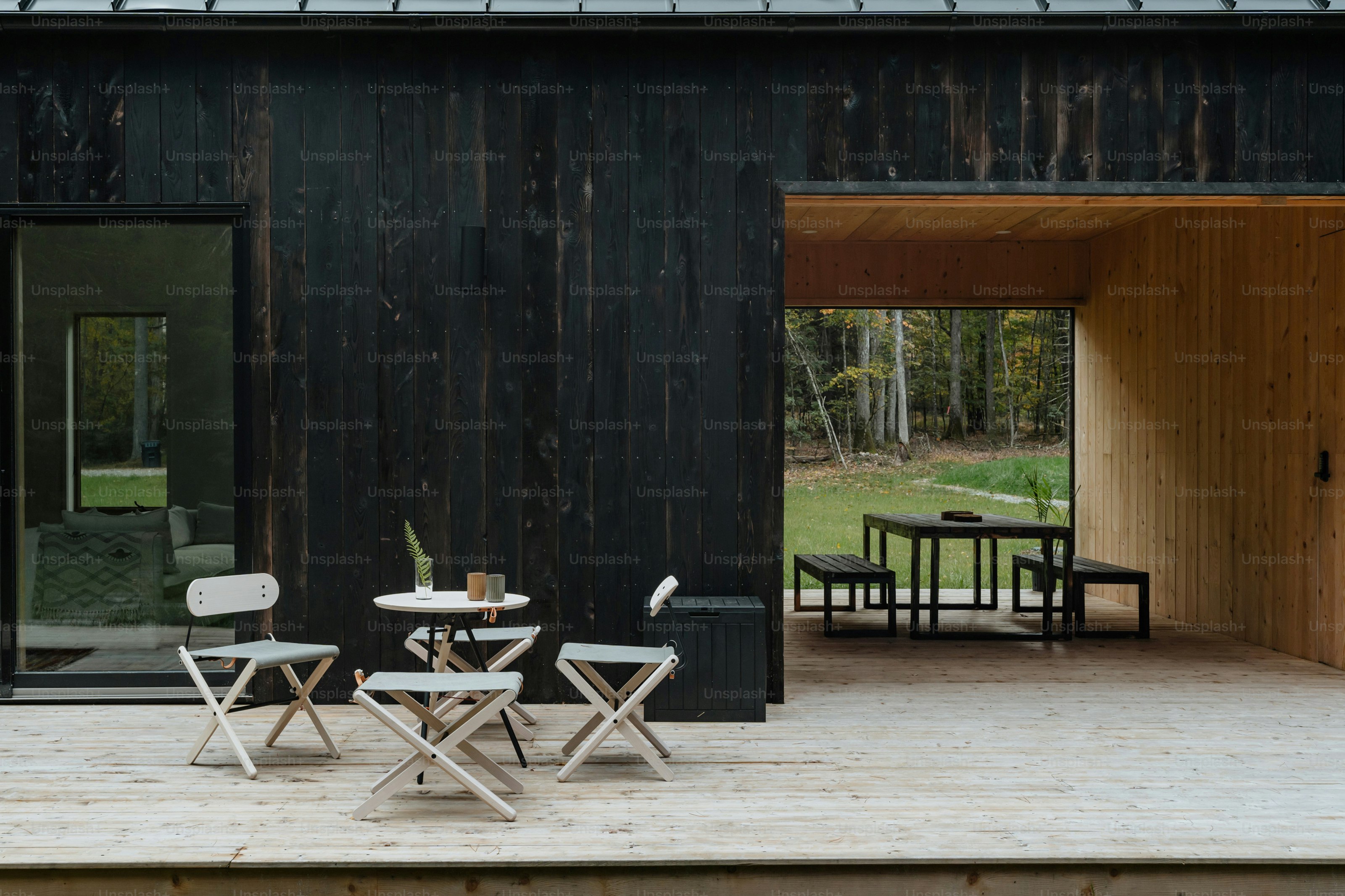 ウッドデッキの上のテーブルと椅子