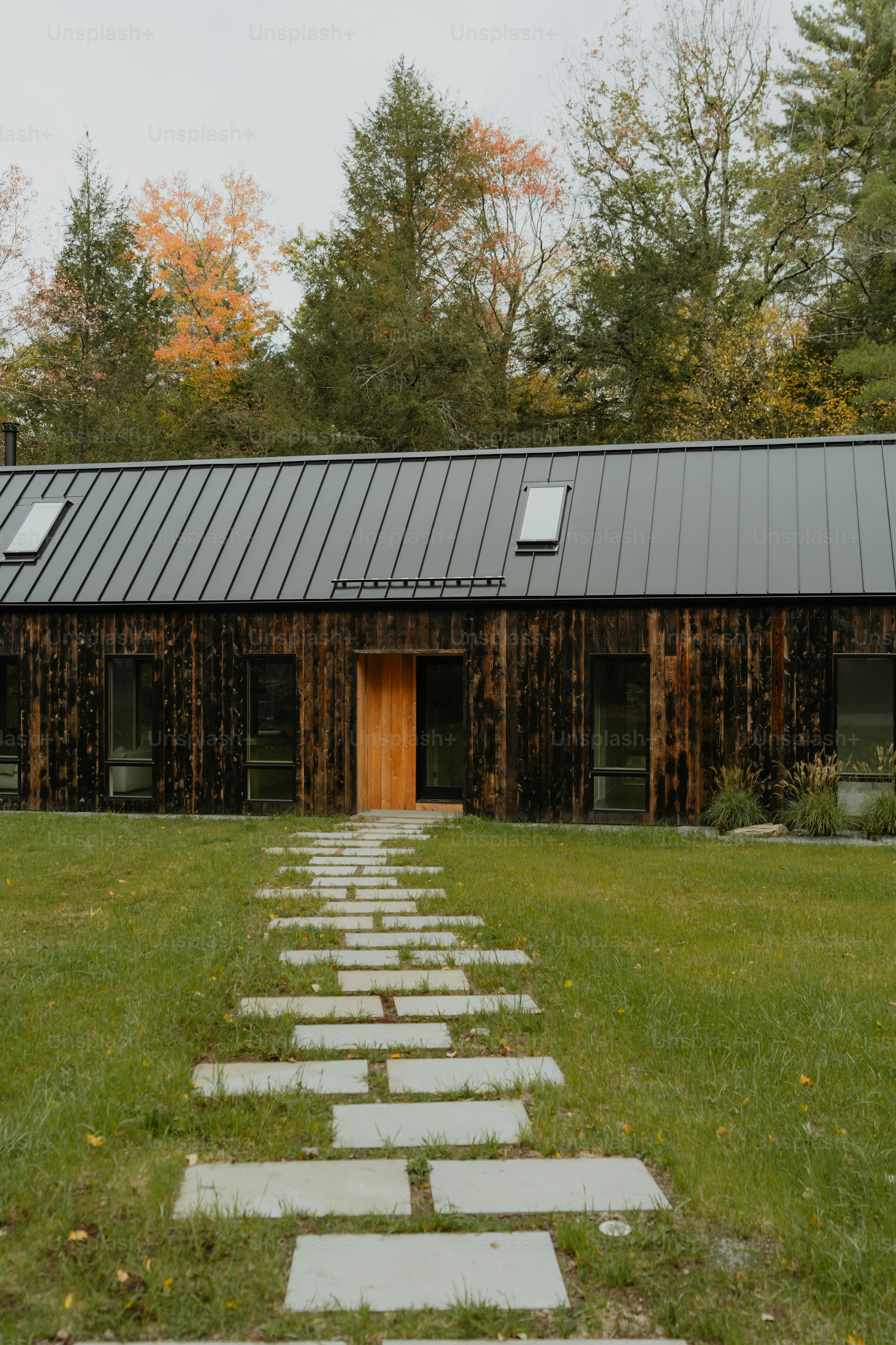 Sebuah rumah dengan jalan setapak yang mengarah ke sana