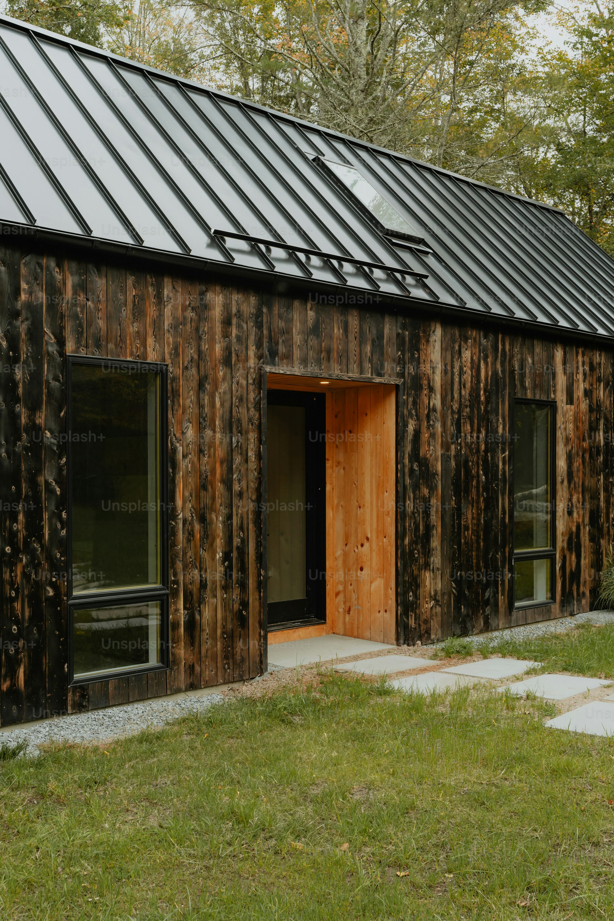 Ein kleines Holzgebäude mit Metalldach