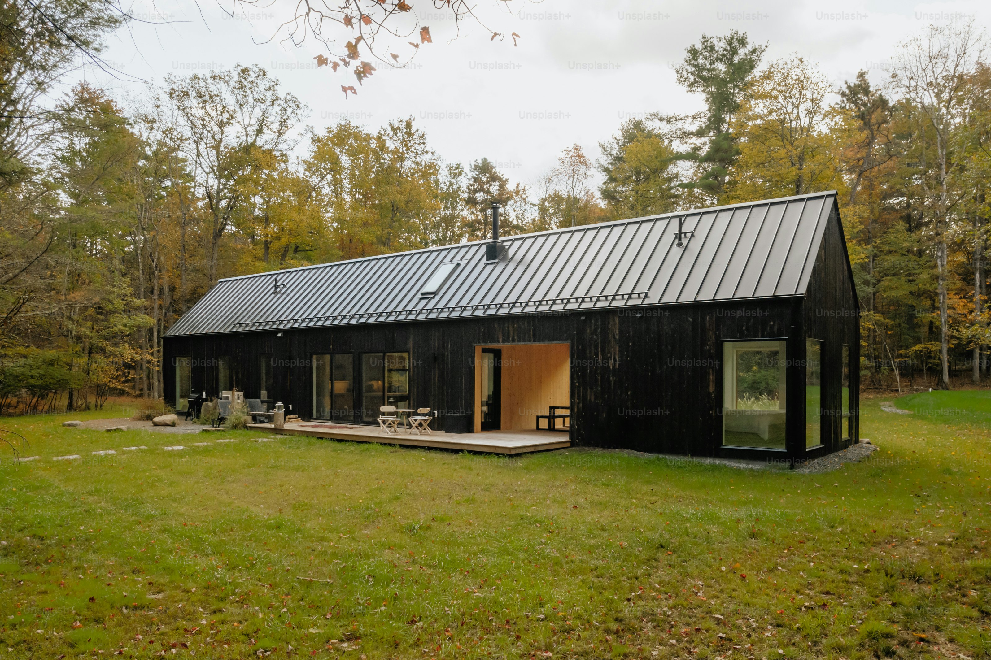 Eine kleine schwarze Hütte mitten auf einem Feld