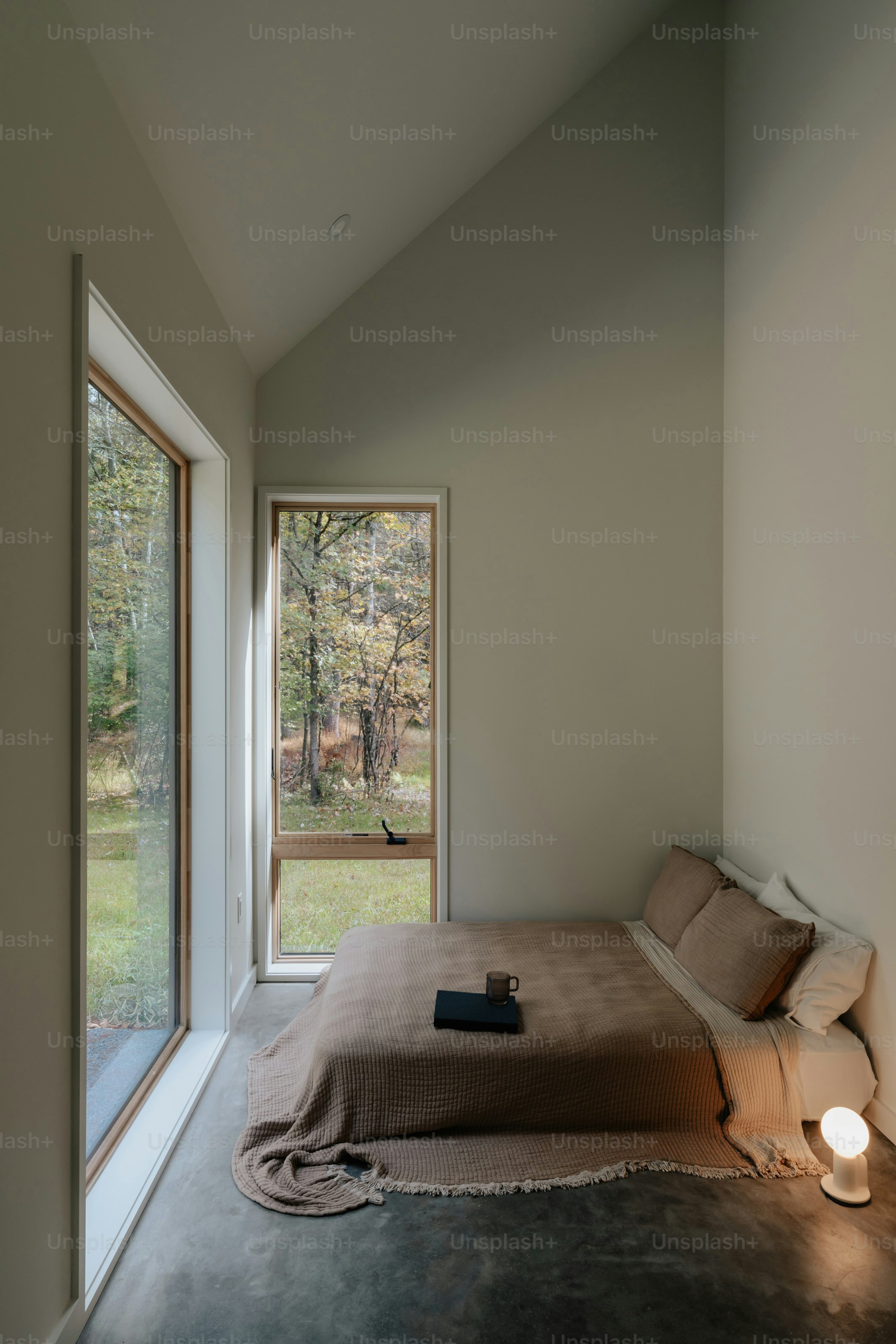 ベッドと窓のあるベッドルーム