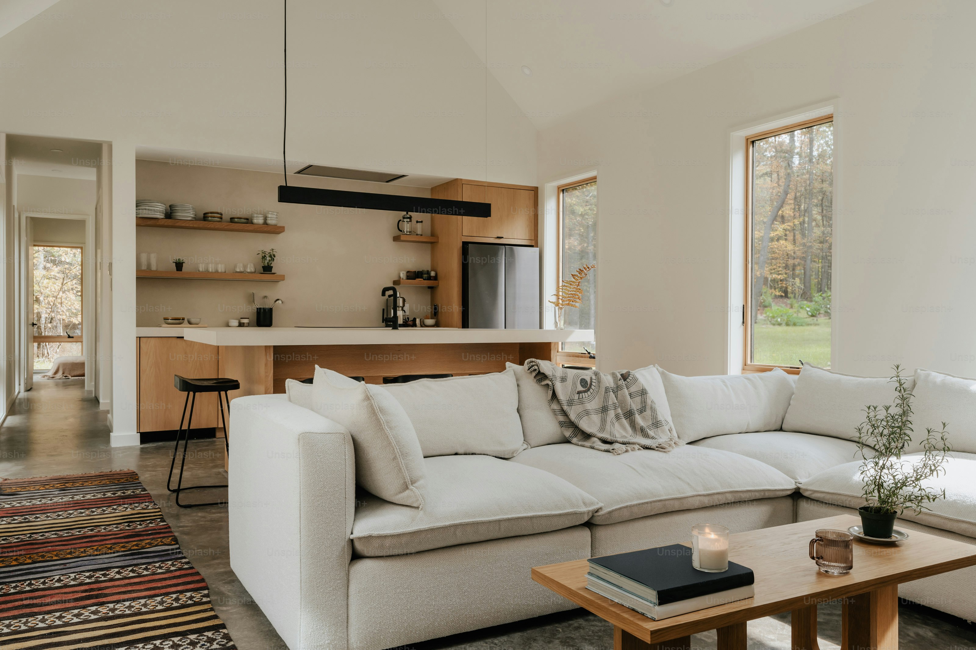 Un soggiorno pieno di mobili e una grande finestra