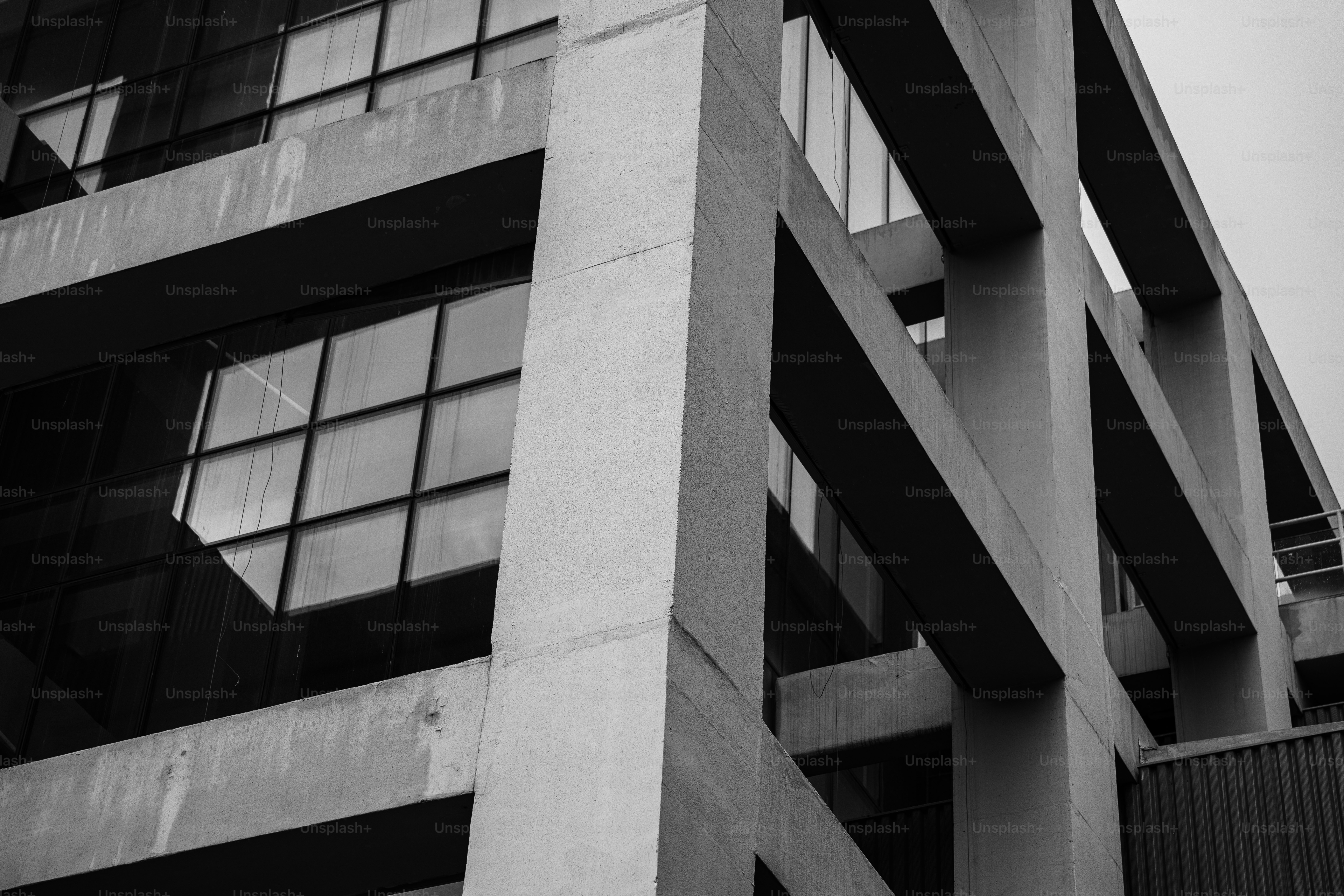 Une photo en noir et blanc d’un grand immeuble