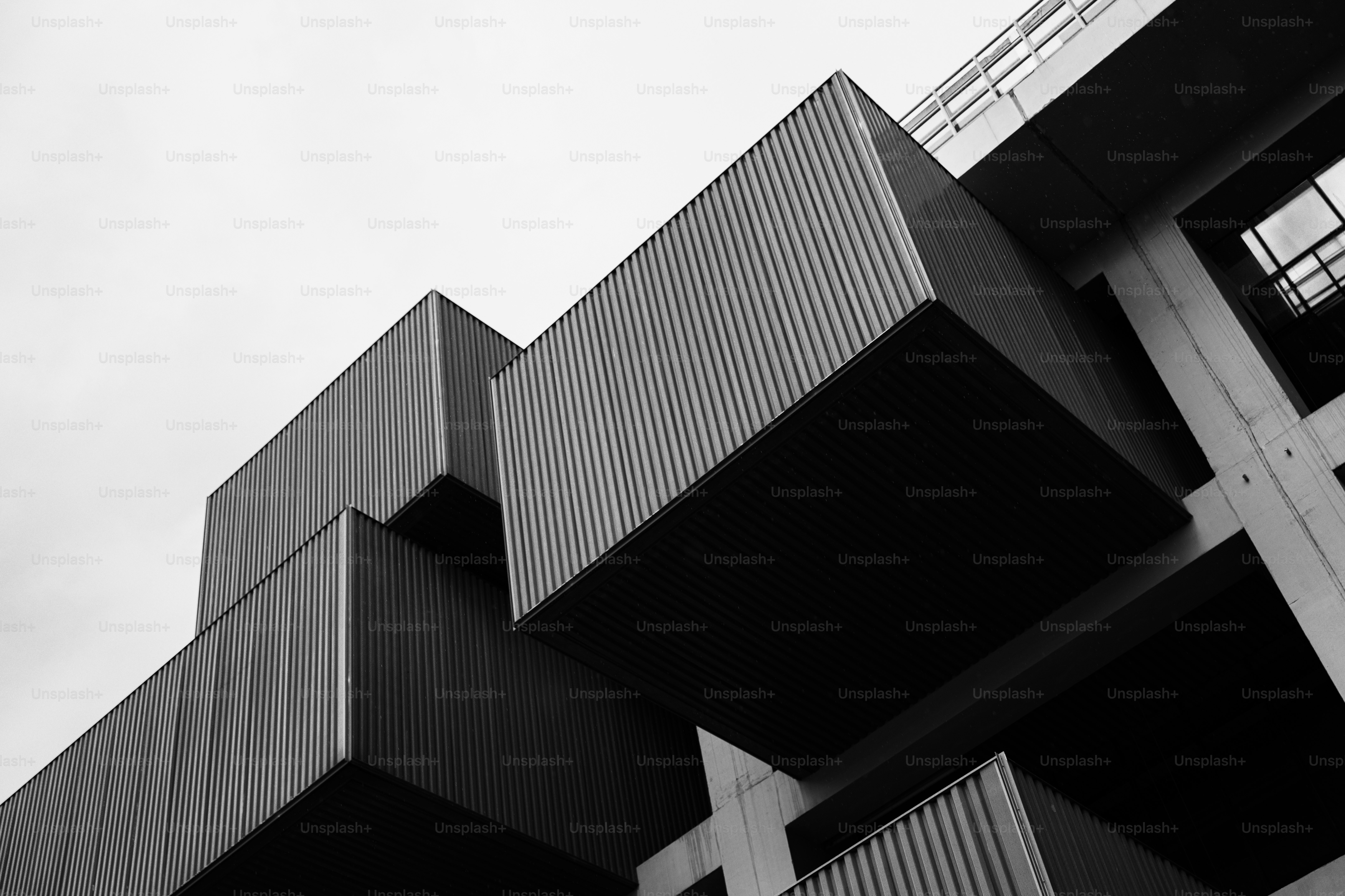 Une photo en noir et blanc d’un bâtiment