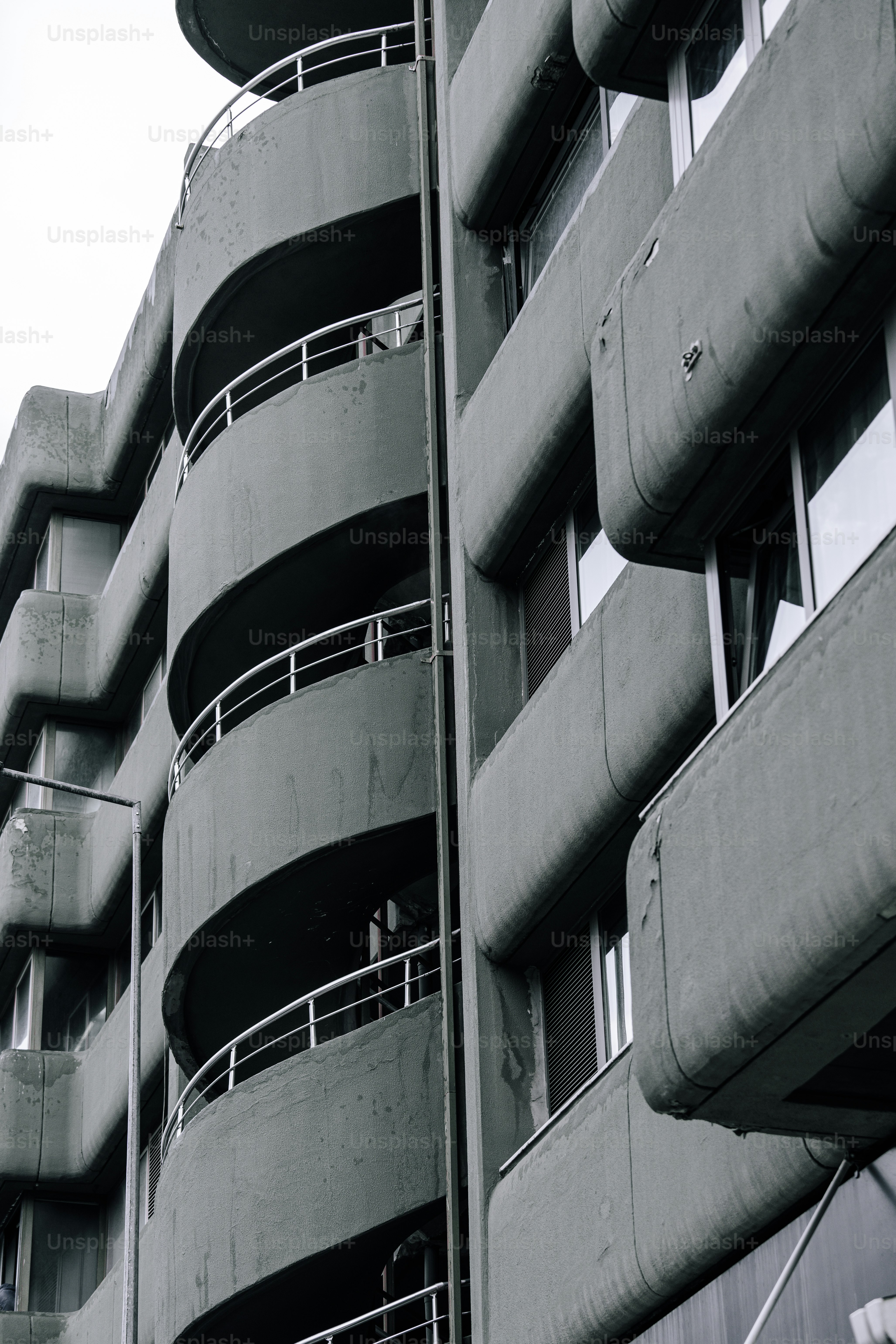 Une photo en noir et blanc d’un immeuble avec des balcons