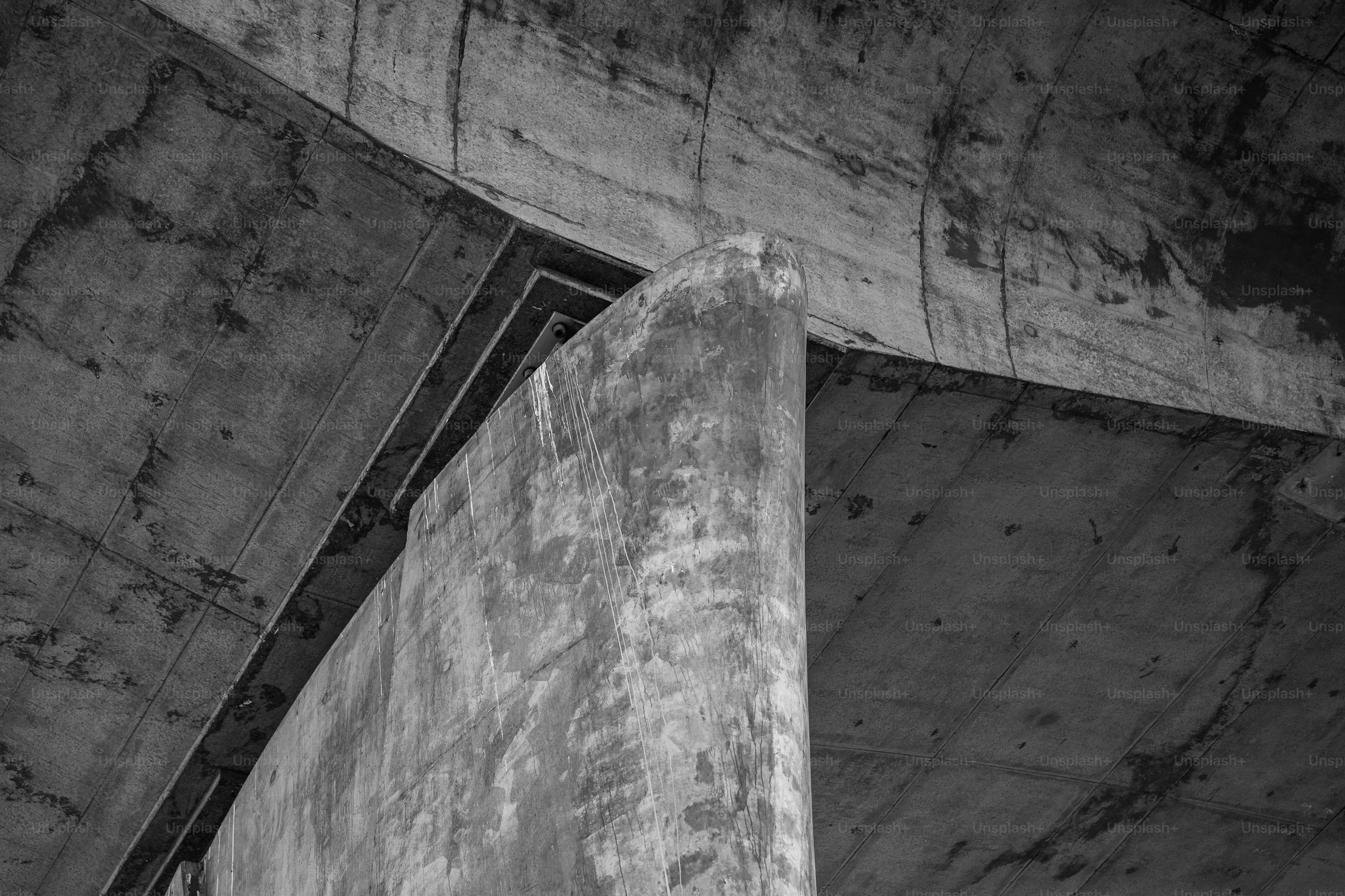 Une photo en noir et blanc d’un coin d’un bâtiment