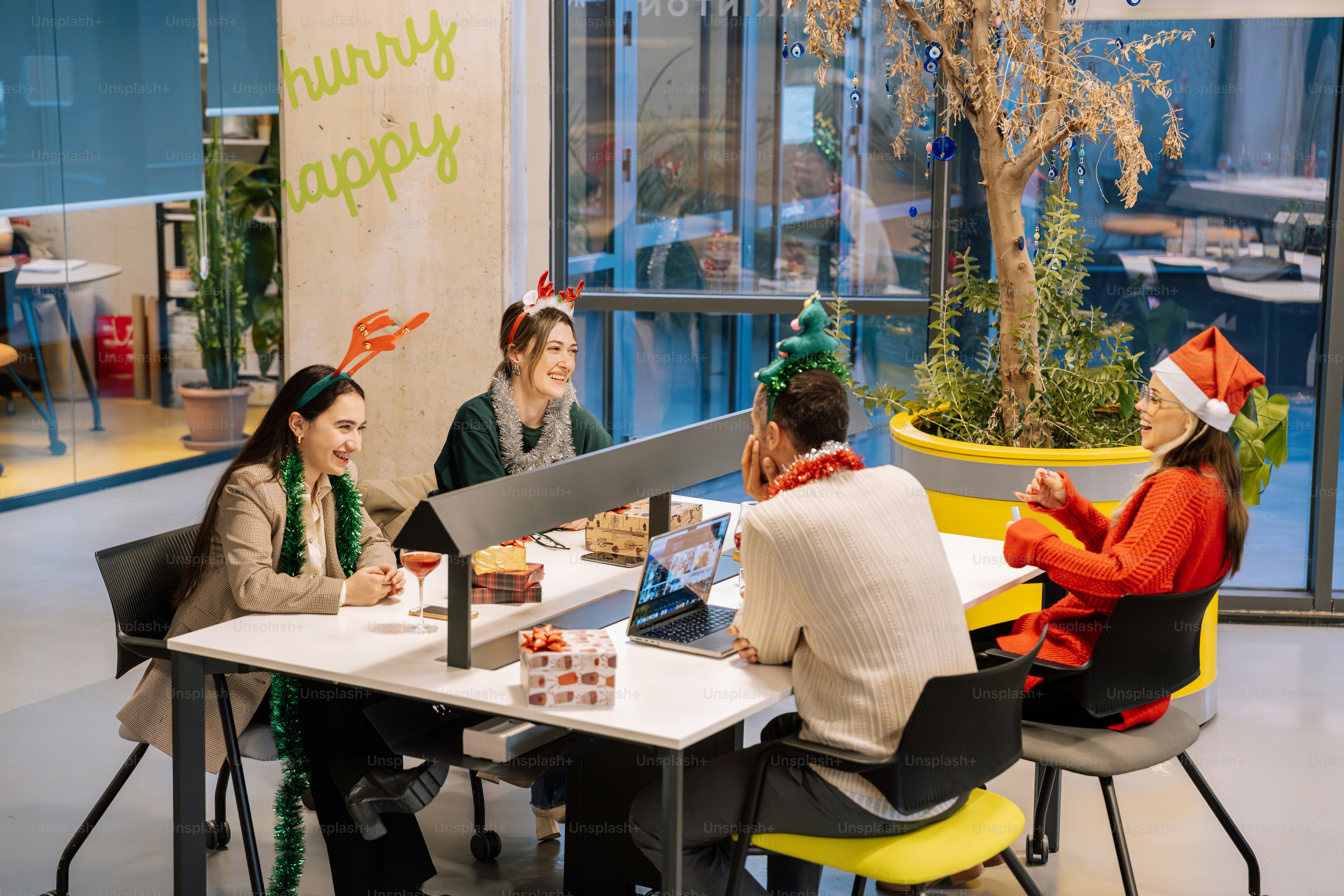 Un groupe de personnes assises autour d’une table