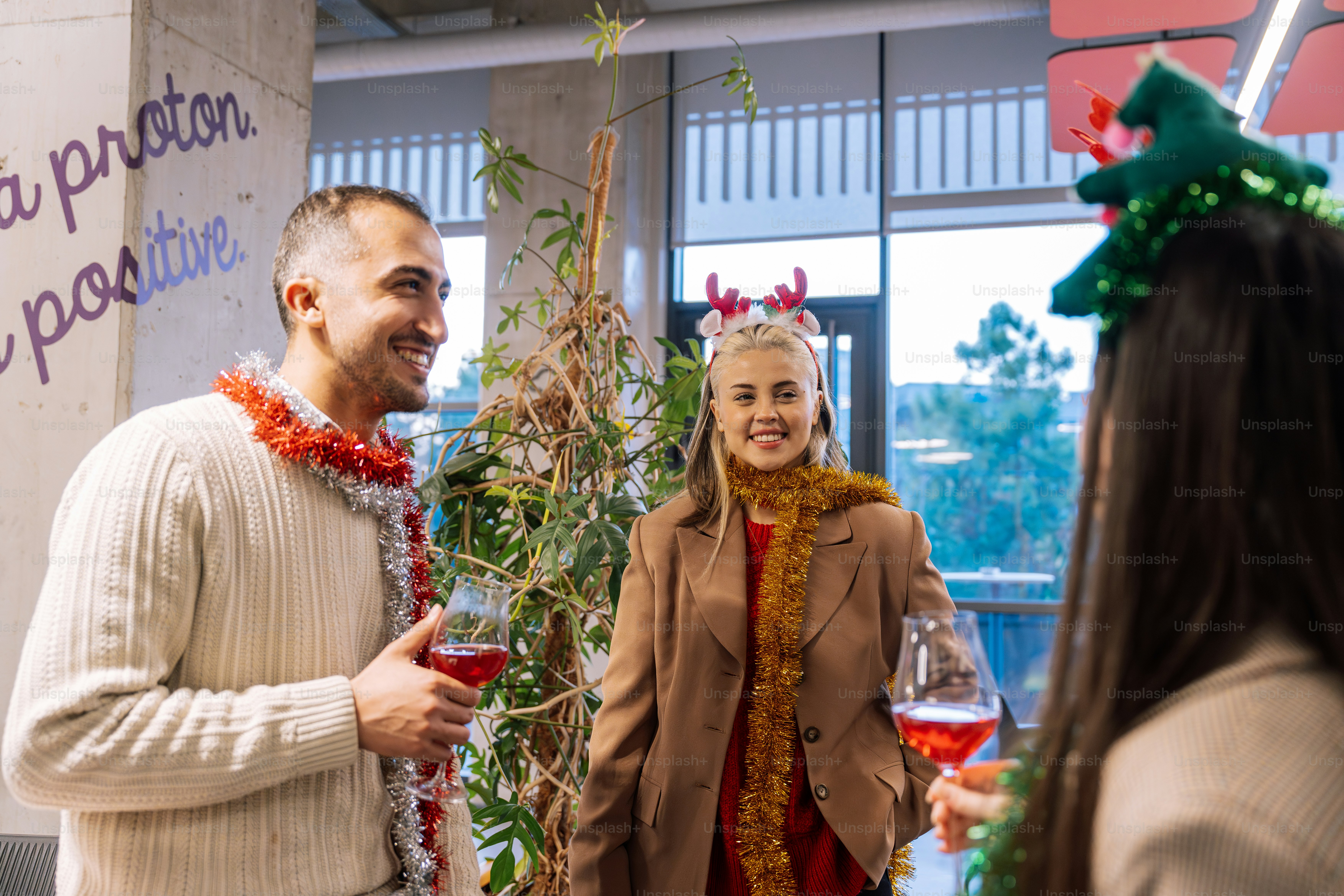 Ein Mann und eine Frau stehen nebeneinander und halten Weingläser in der Hand
