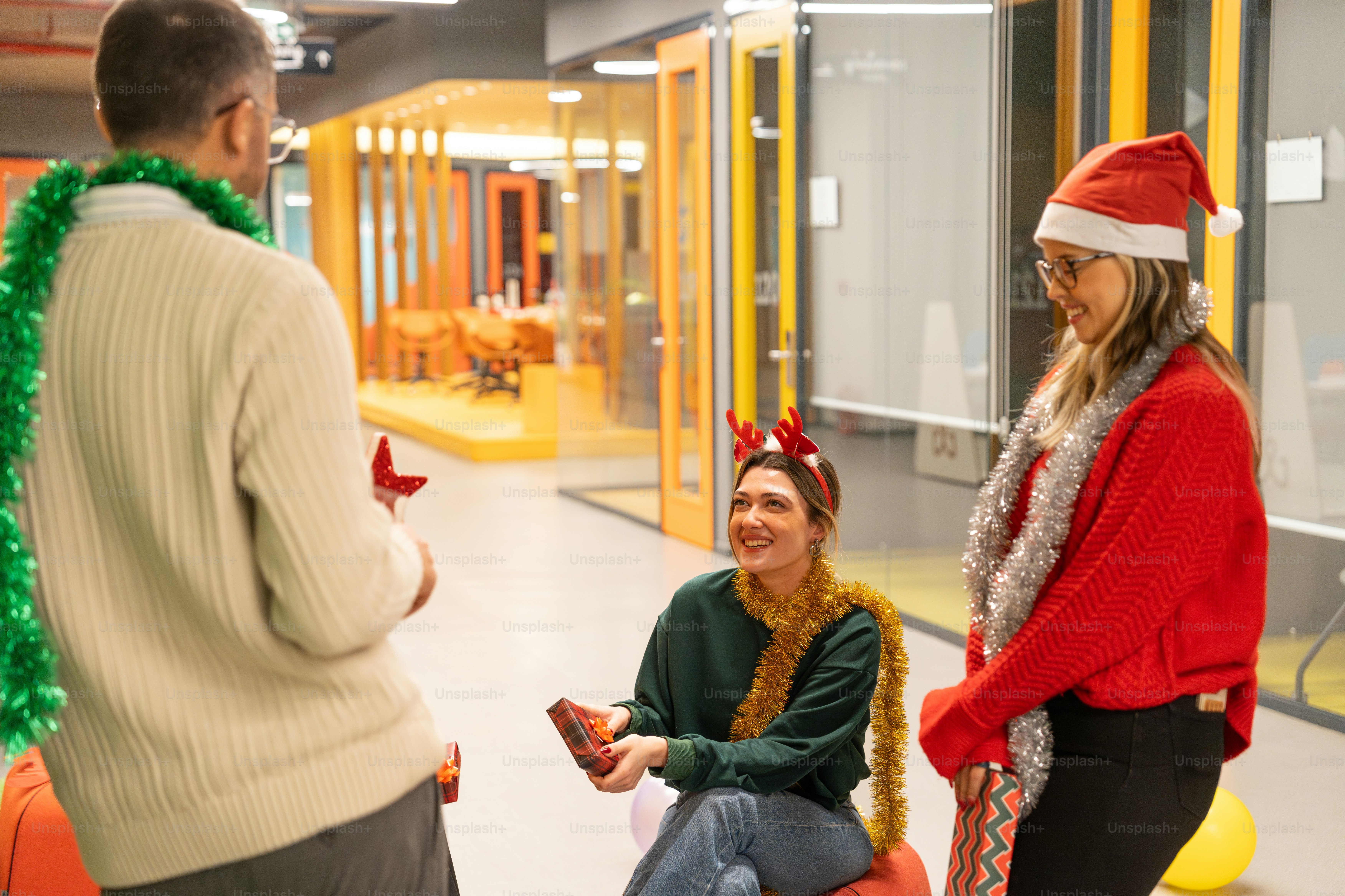 Un groupe de personnes debout les unes autour des autres