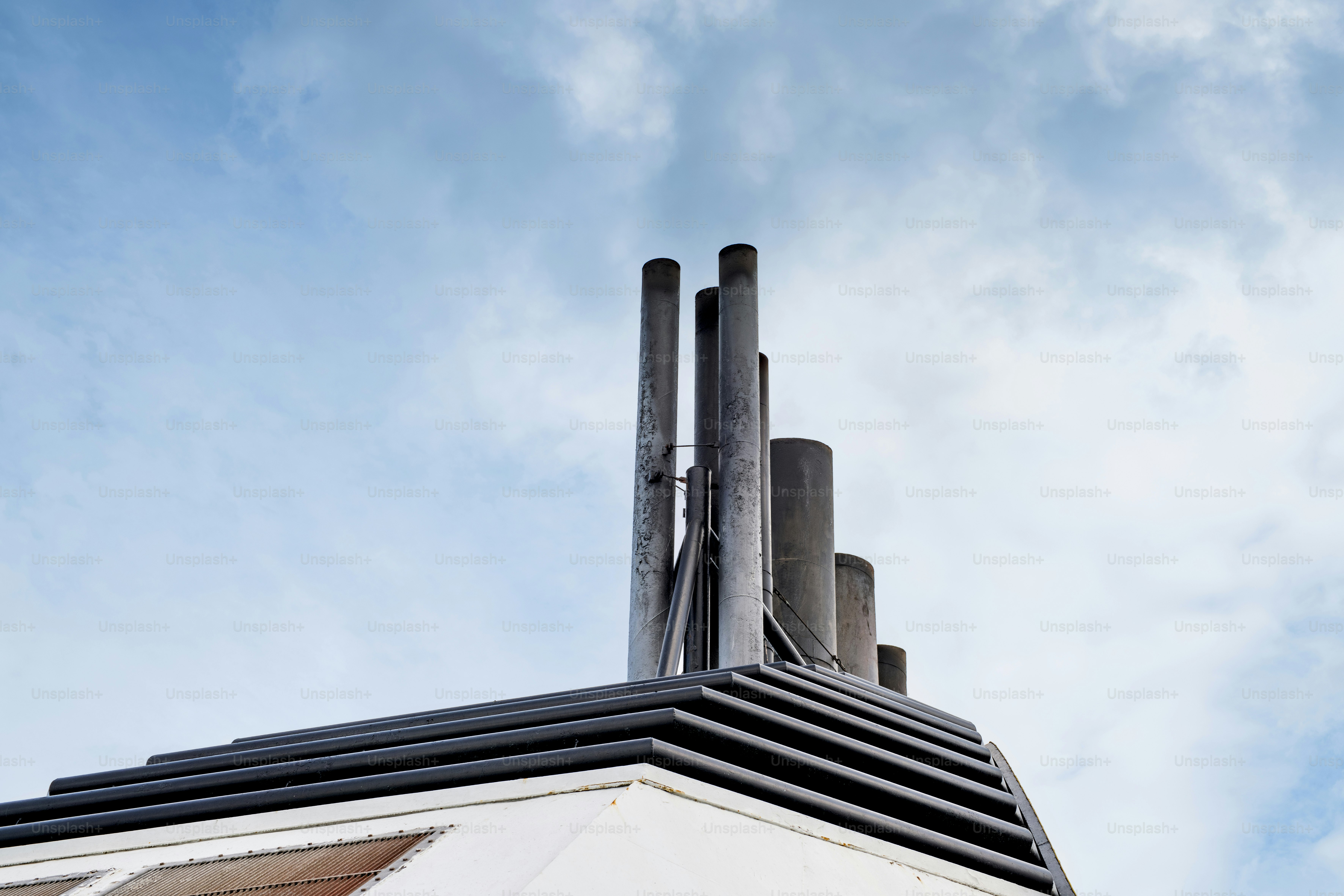 高い建物で、その上に時計が置かれています