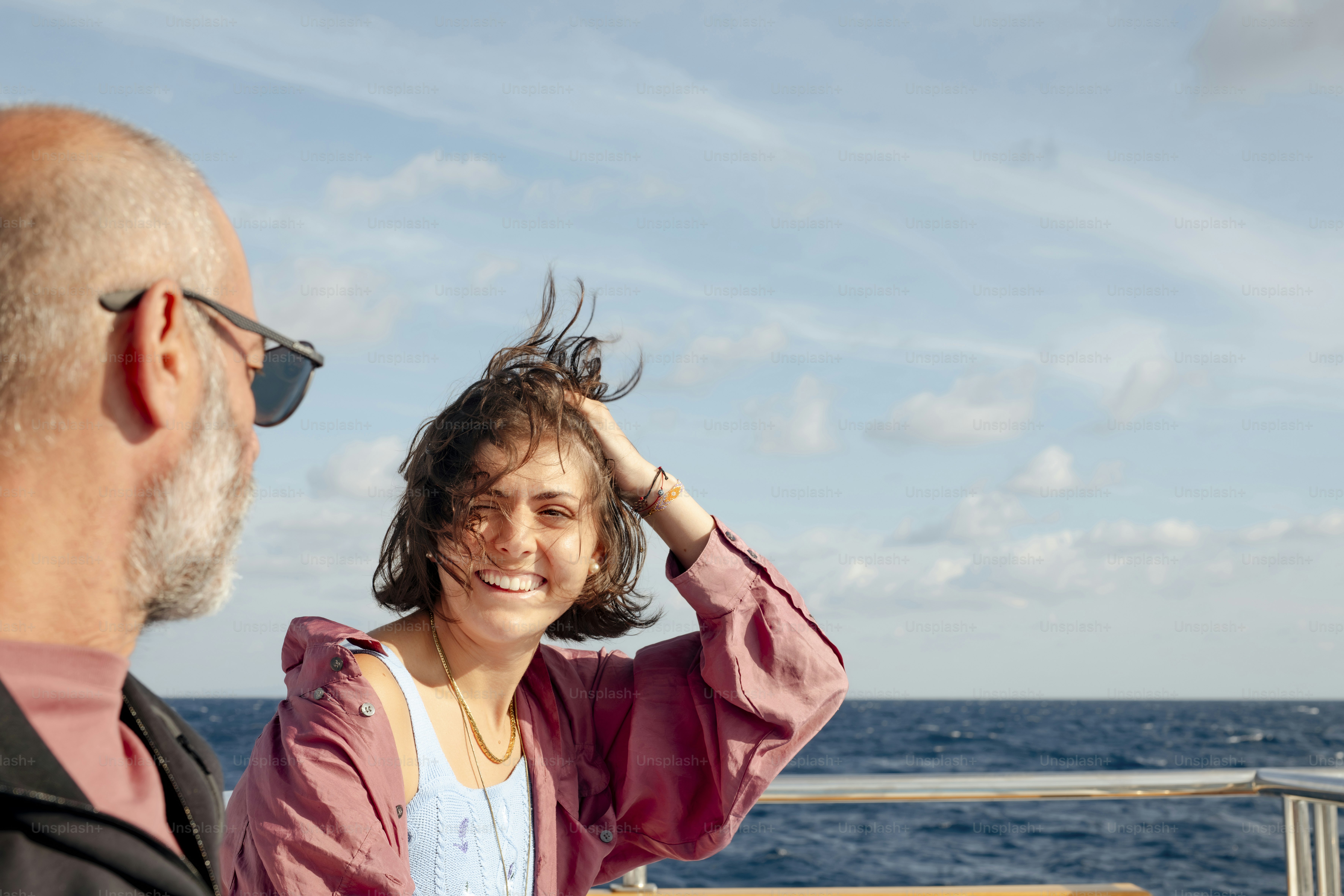 ボートの上の女性の隣に立っている男性